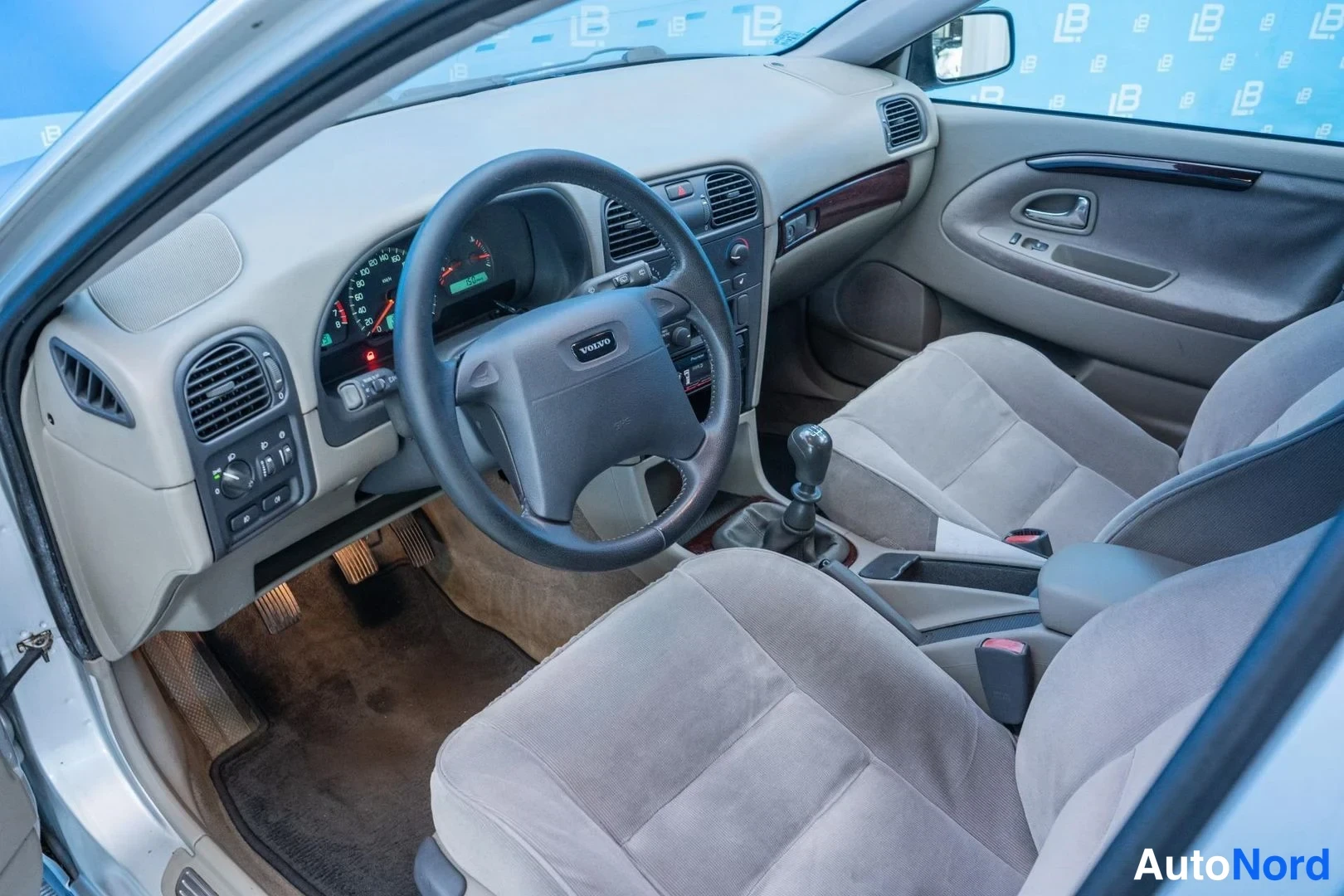 Silver Volvo V40 2001, cockpit, photo 7