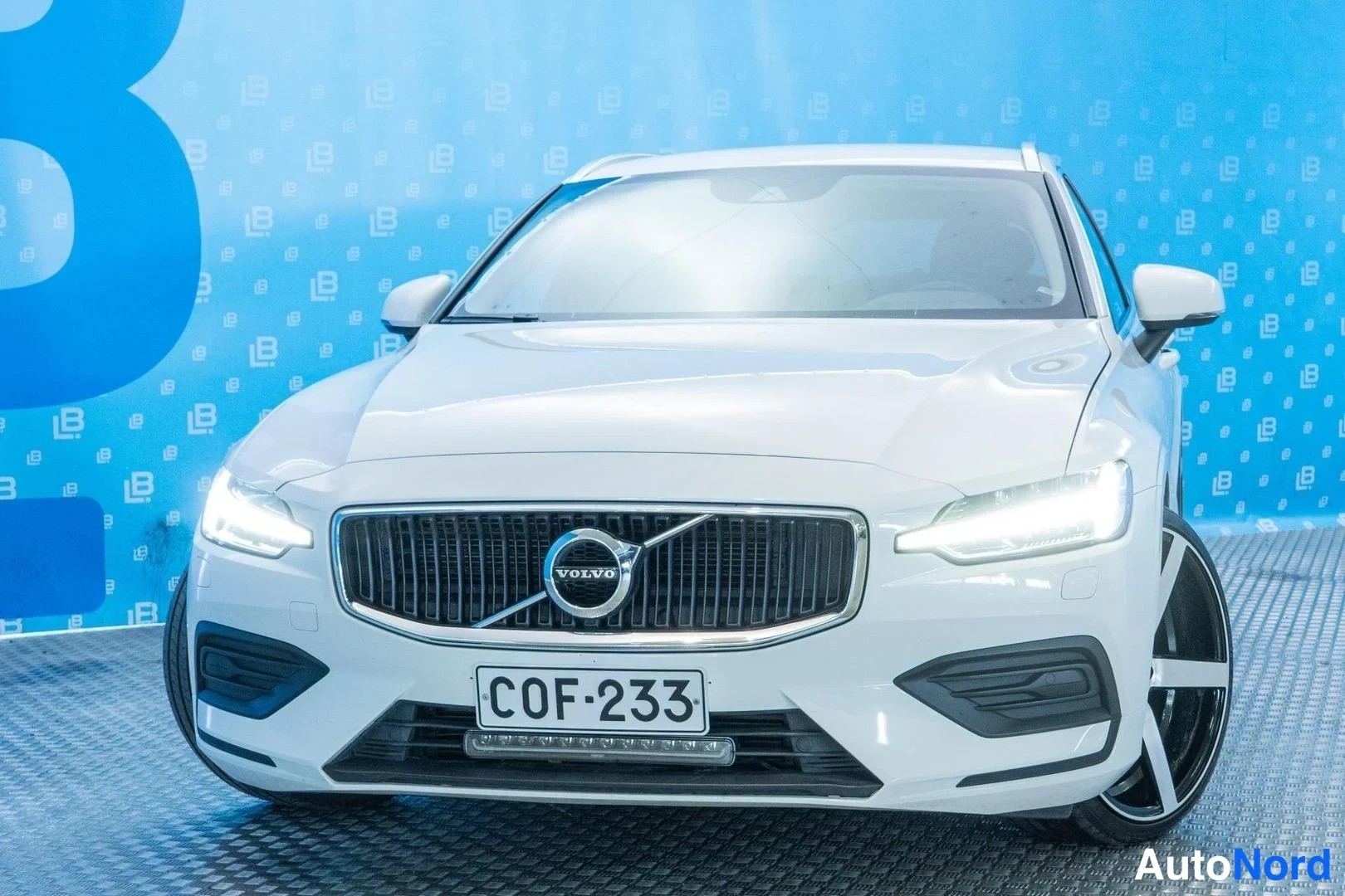 White Volvo V60 2020, front, photo 3