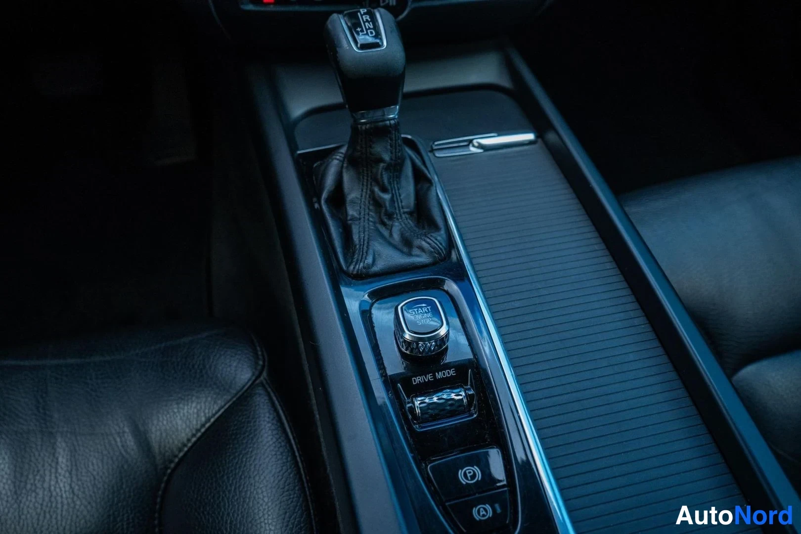 White Volvo V60 2020, detail, photo 13