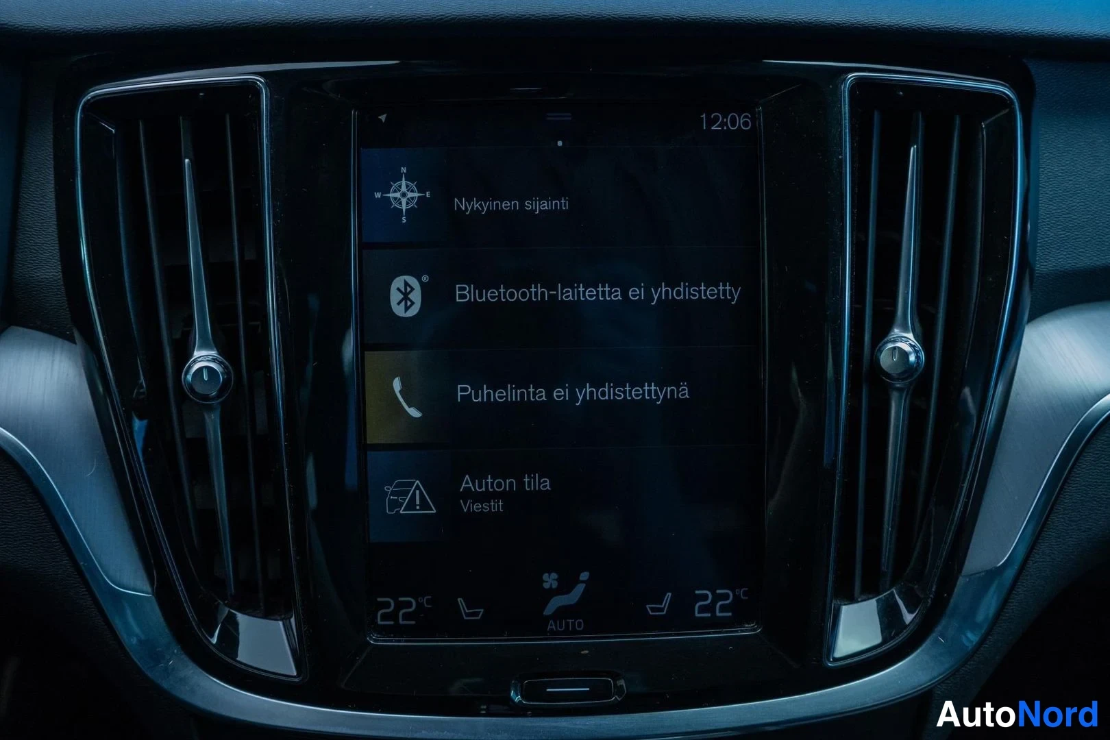 White Volvo V60 2020, detail, photo 16