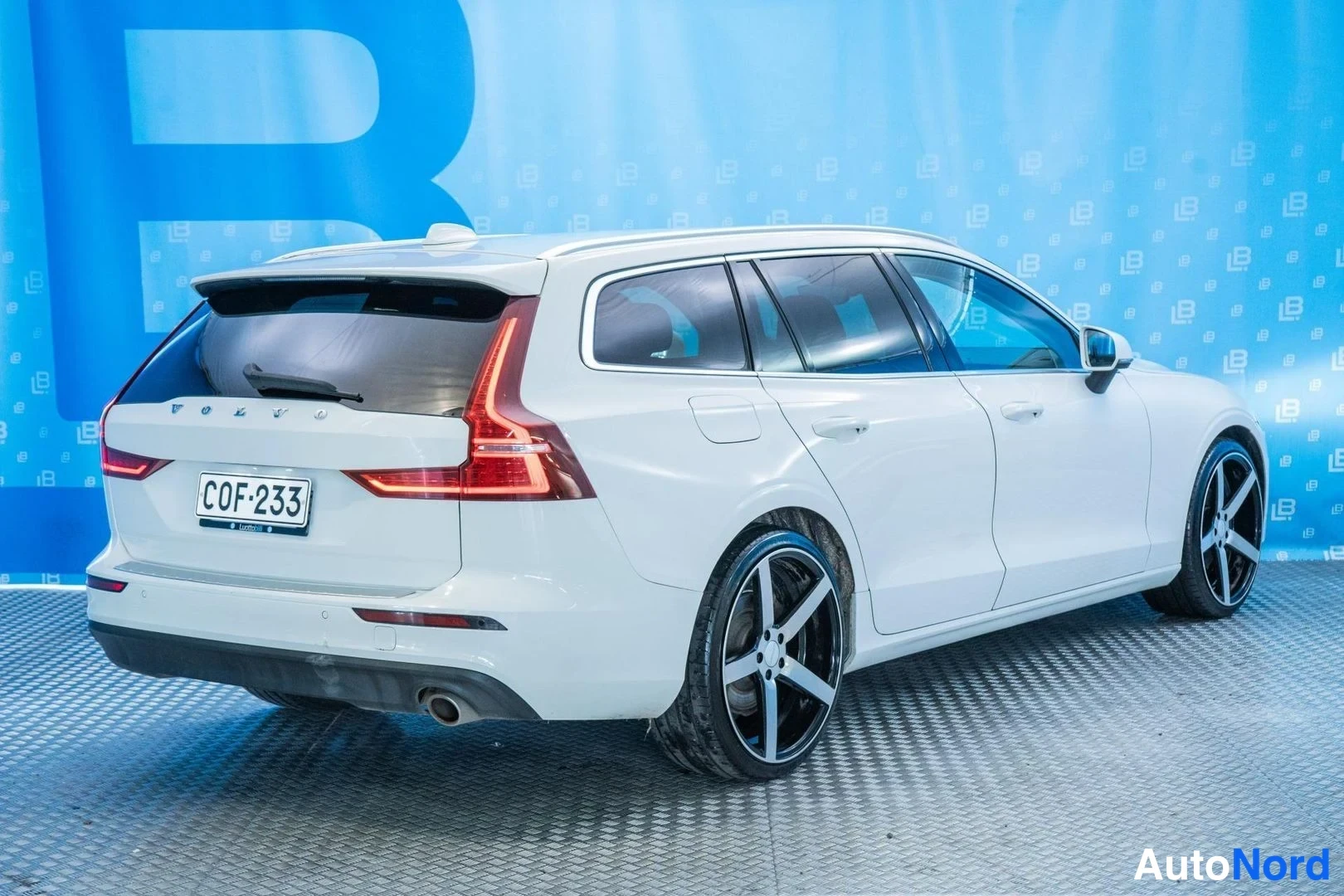 White Volvo V60 2020, rear three-quarter, photo 4