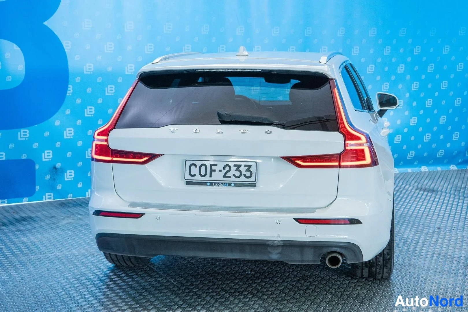 White Volvo V60 2020, rear, photo 6