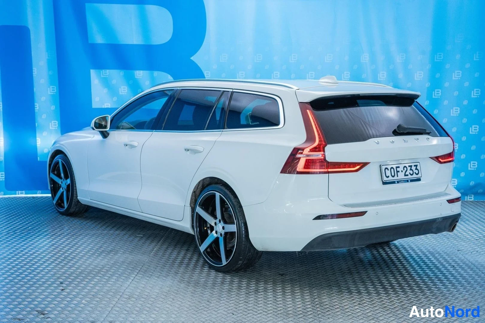 White Volvo V60 2020, rear three-quarter, photo 5