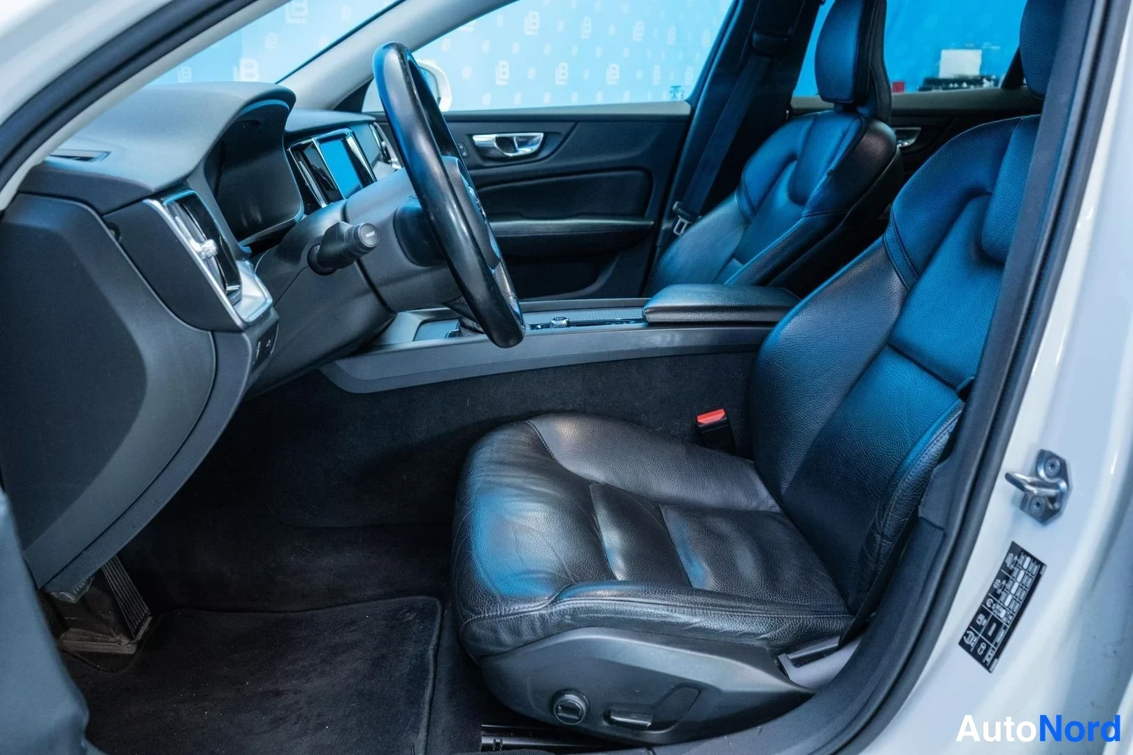 White Volvo V60 2020, front seats, photo 11