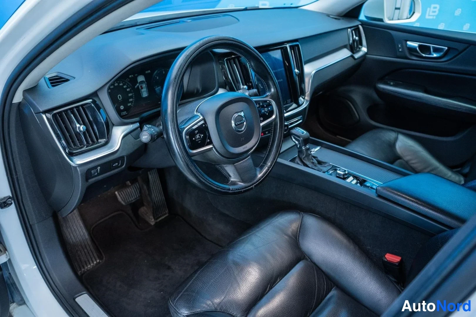 White Volvo V60 2020, cockpit, photo 7