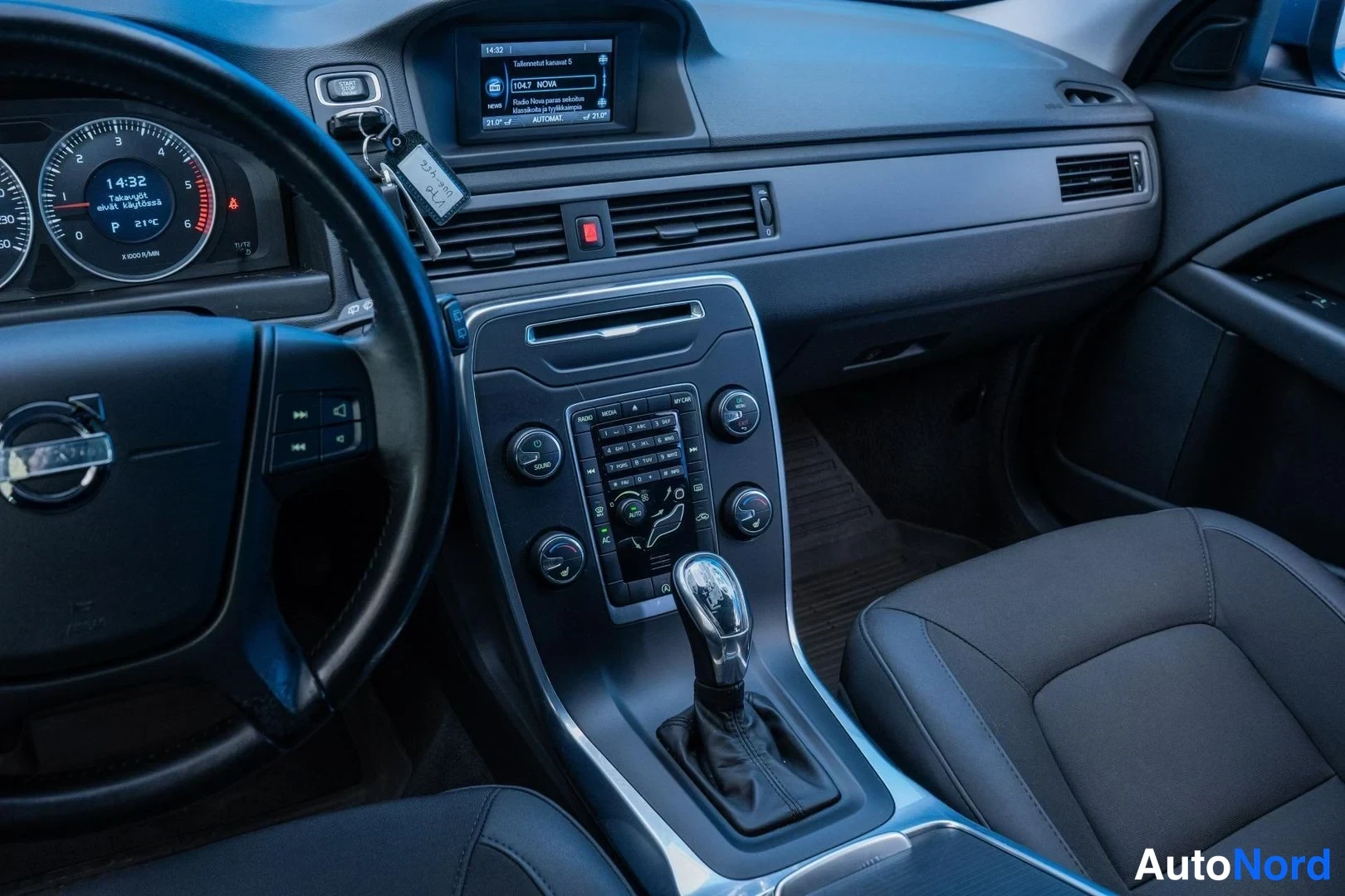Blue Volvo V70 2013, cockpit, photo 9