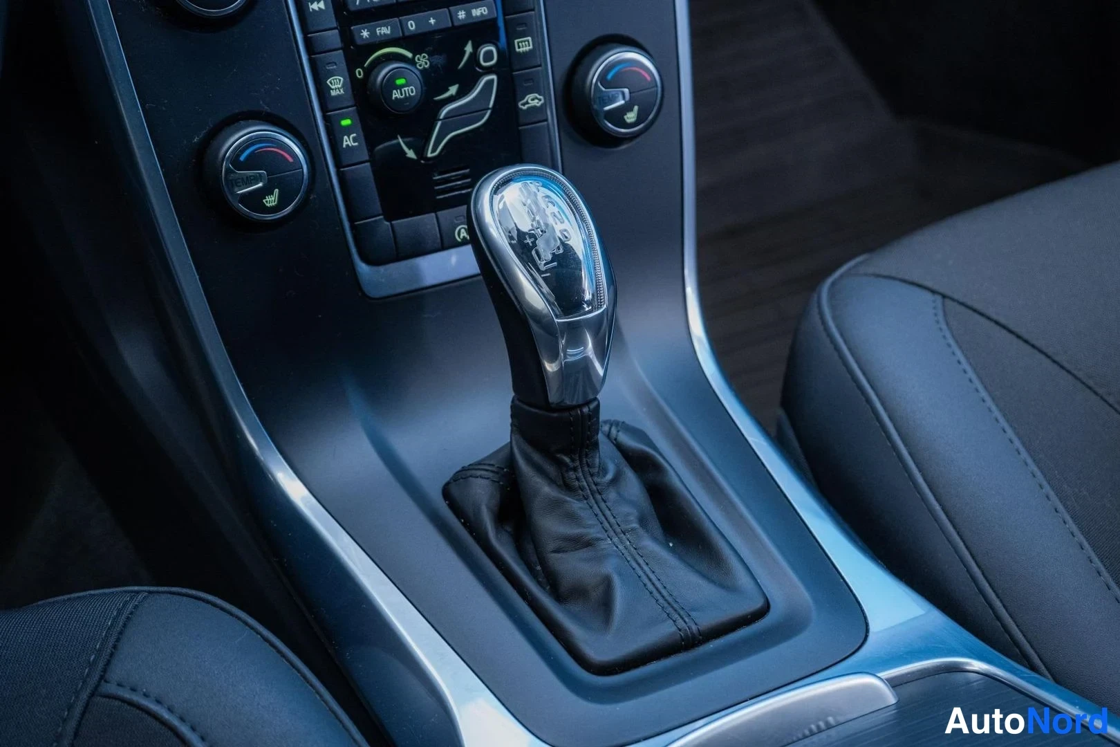 Blue Volvo V70 2013, detail, photo 13