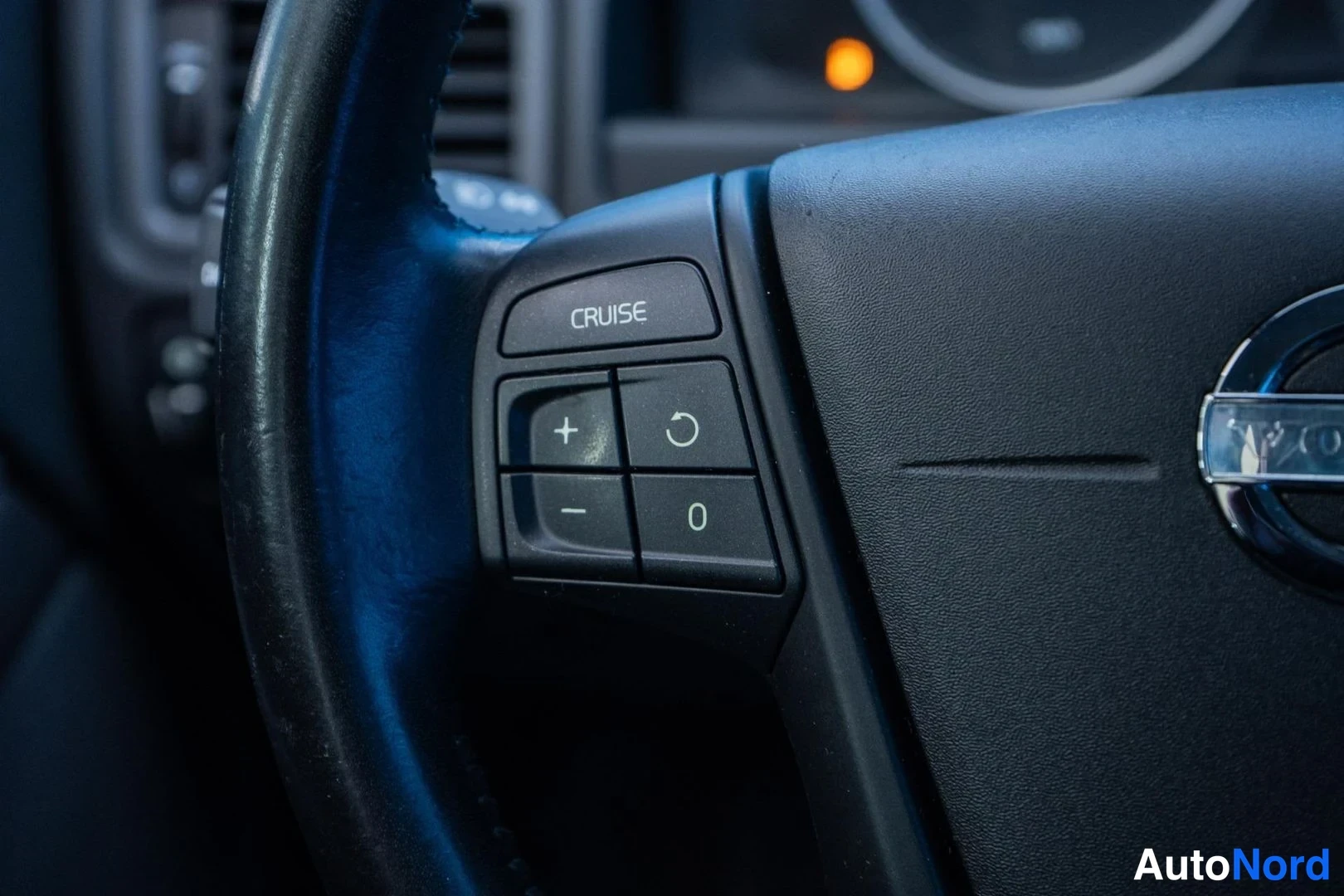 Blue Volvo V70 2013, detail, photo 18