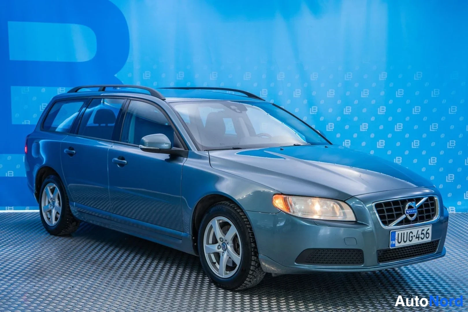 Blue Volvo V70 2013, front three-quarter, nose to the right, photo 3