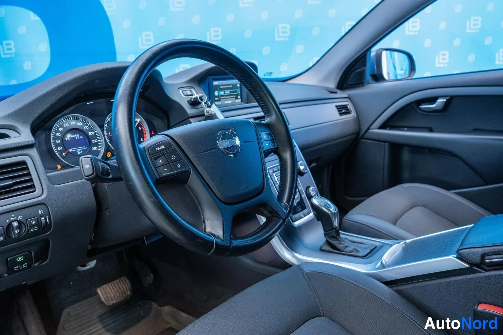 Blue Volvo V70 2013, cockpit, photo 10