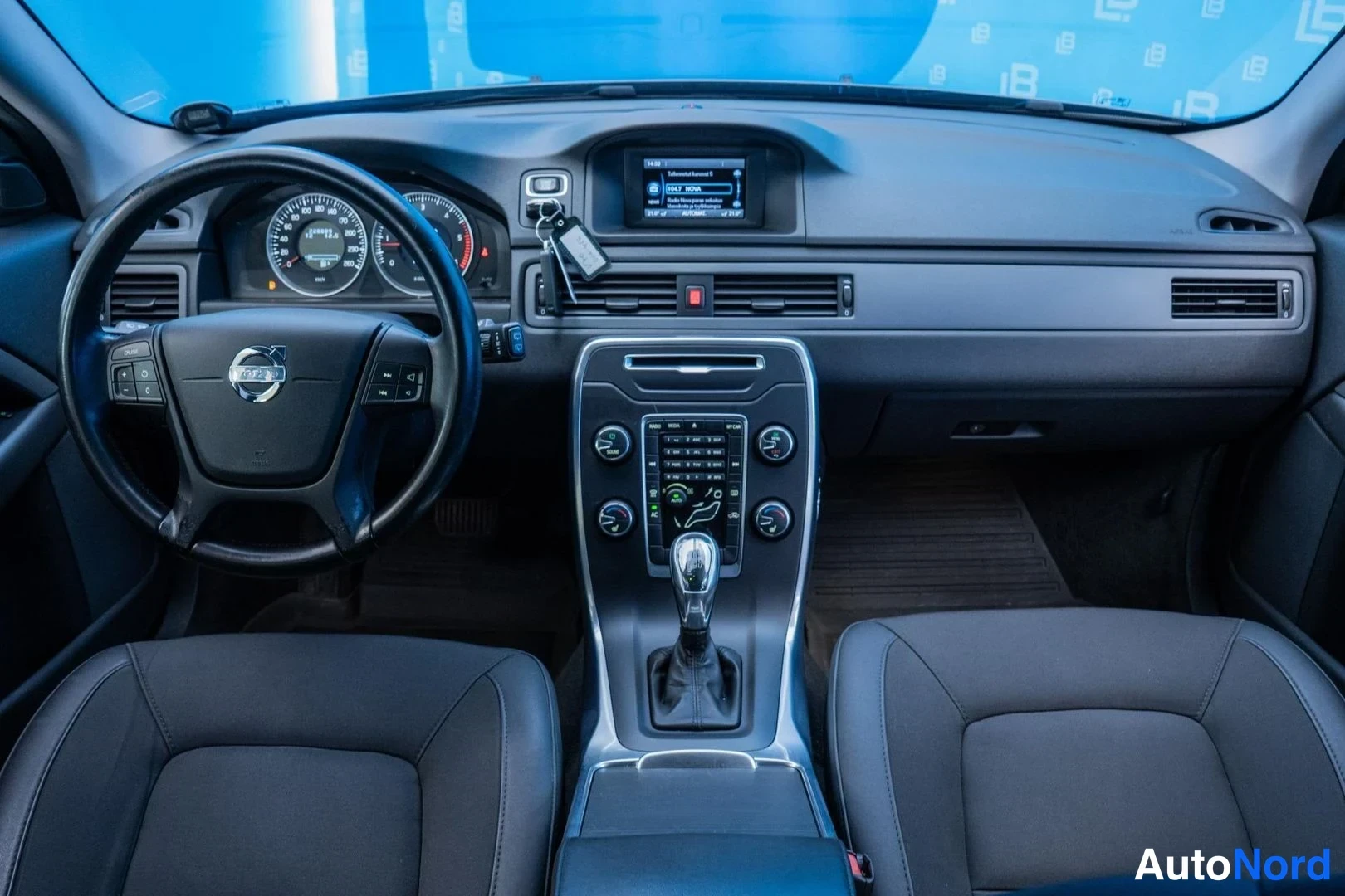 Blue Volvo V70 2013, cockpit, photo 7