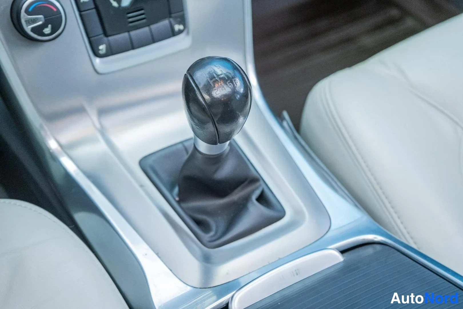 Black Volvo V70 2012, detail, photo 16