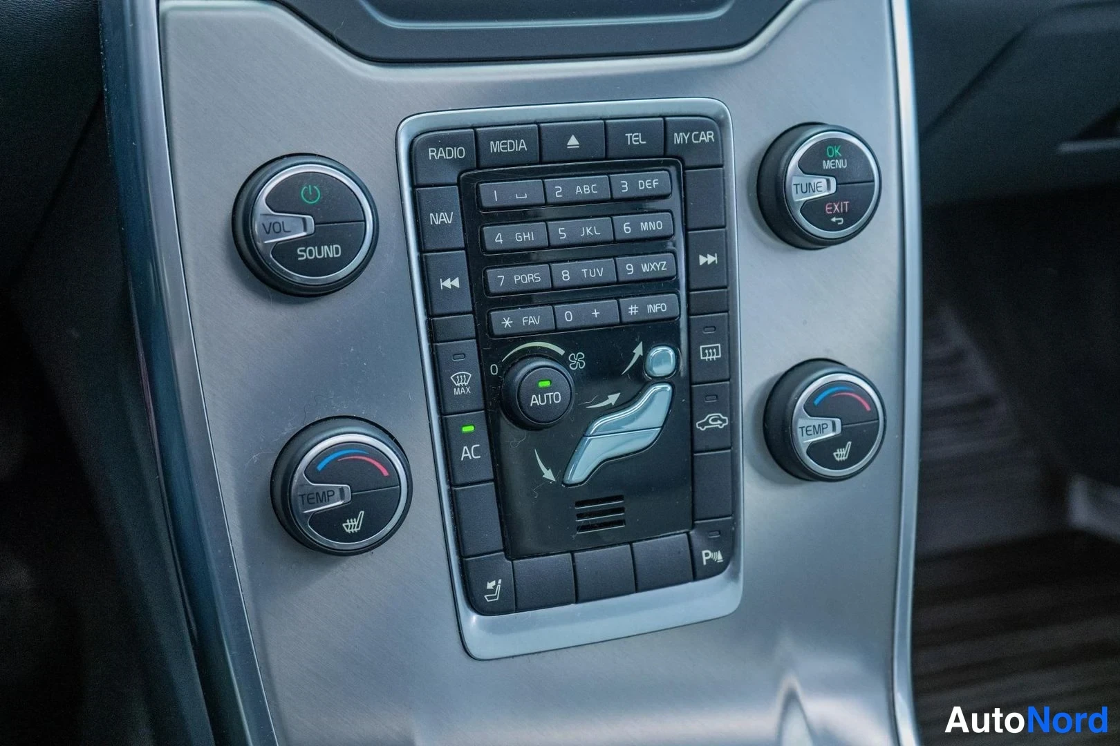 Black Volvo V70 2012, detail, photo 17