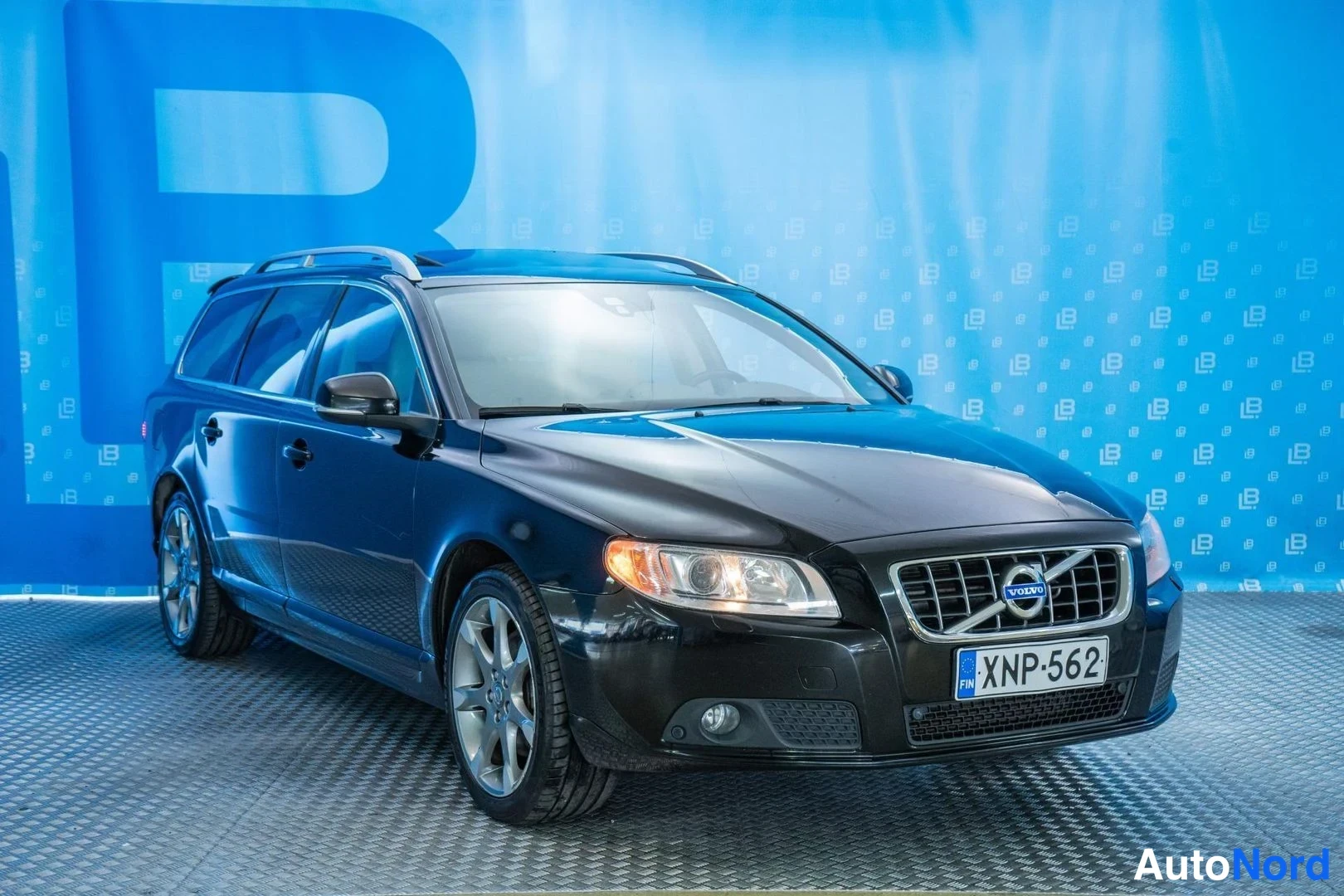 Black Volvo V70 2012, front three-quarter, nose to the right, photo 3