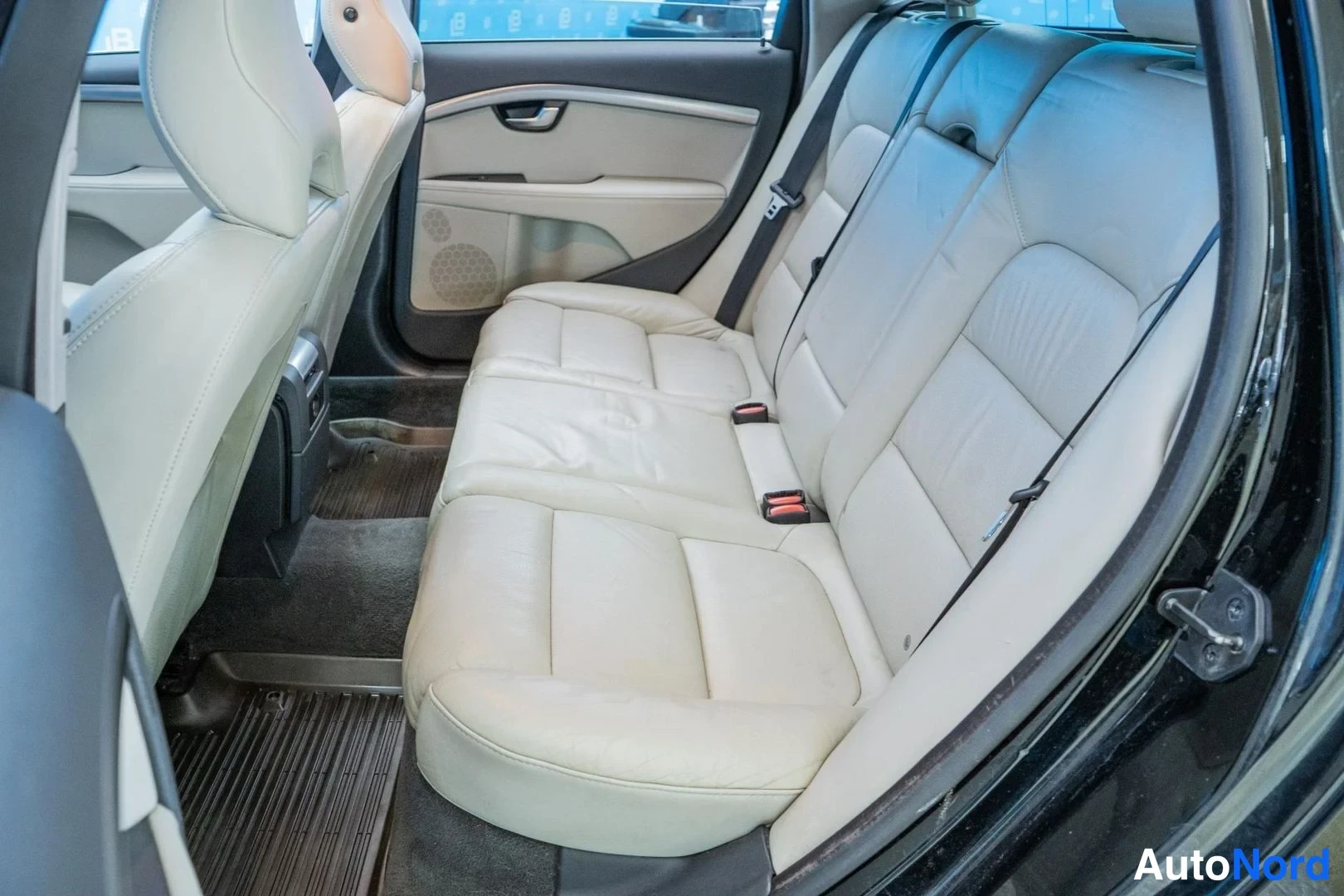 Black Volvo V70 2012, rear seats, photo 13