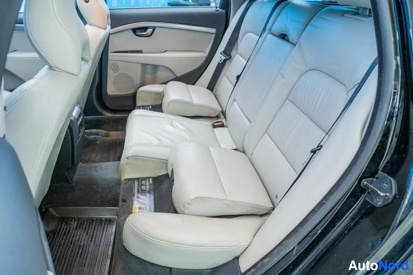 Black Volvo V70 2012, rear seats, photo 14