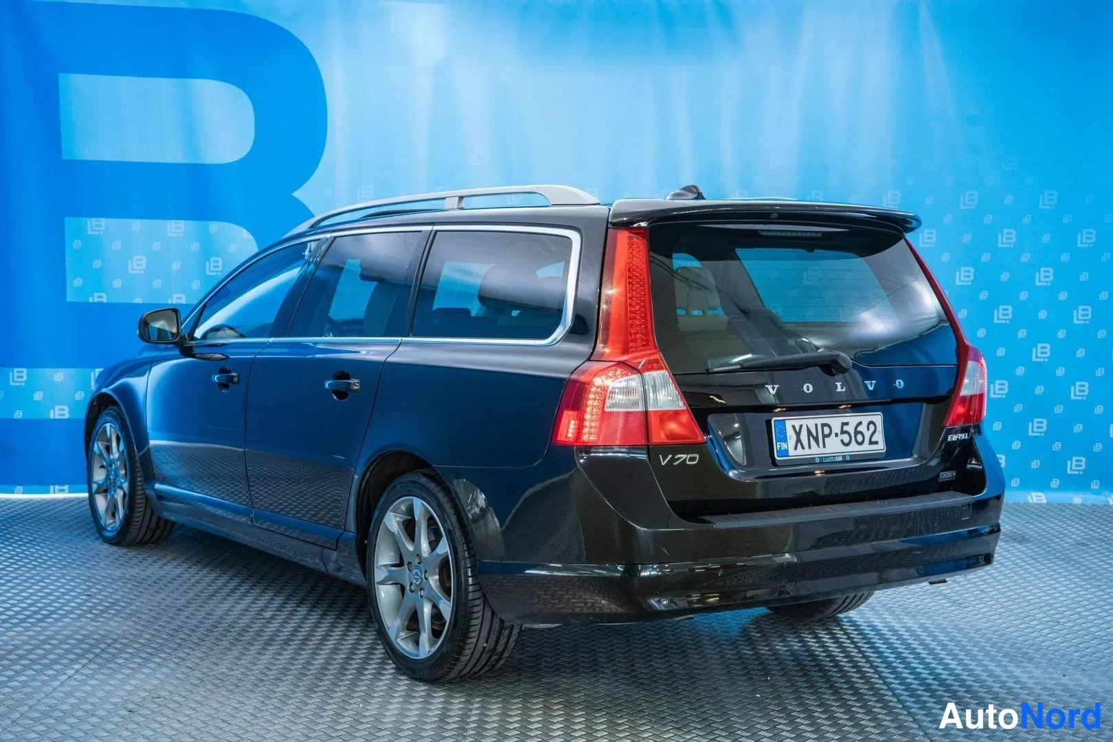 Black Volvo V70 2012, rear three-quarter, photo 5
