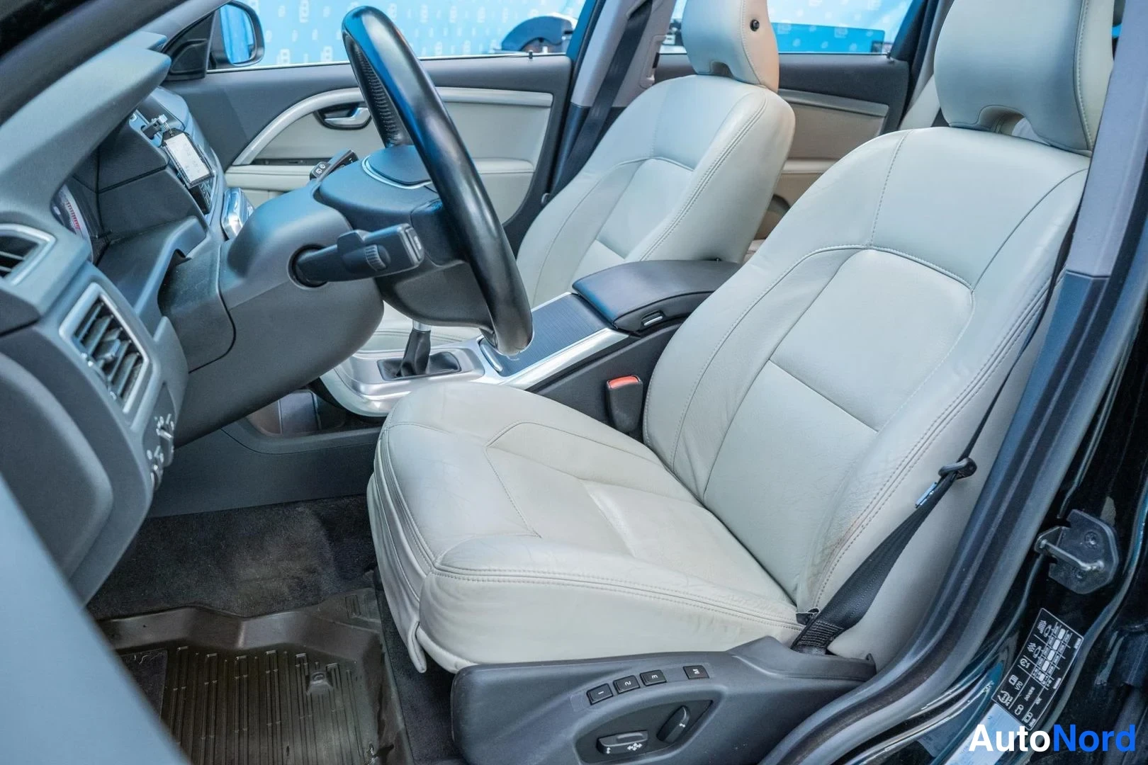 Black Volvo V70 2012, front seats, photo 12