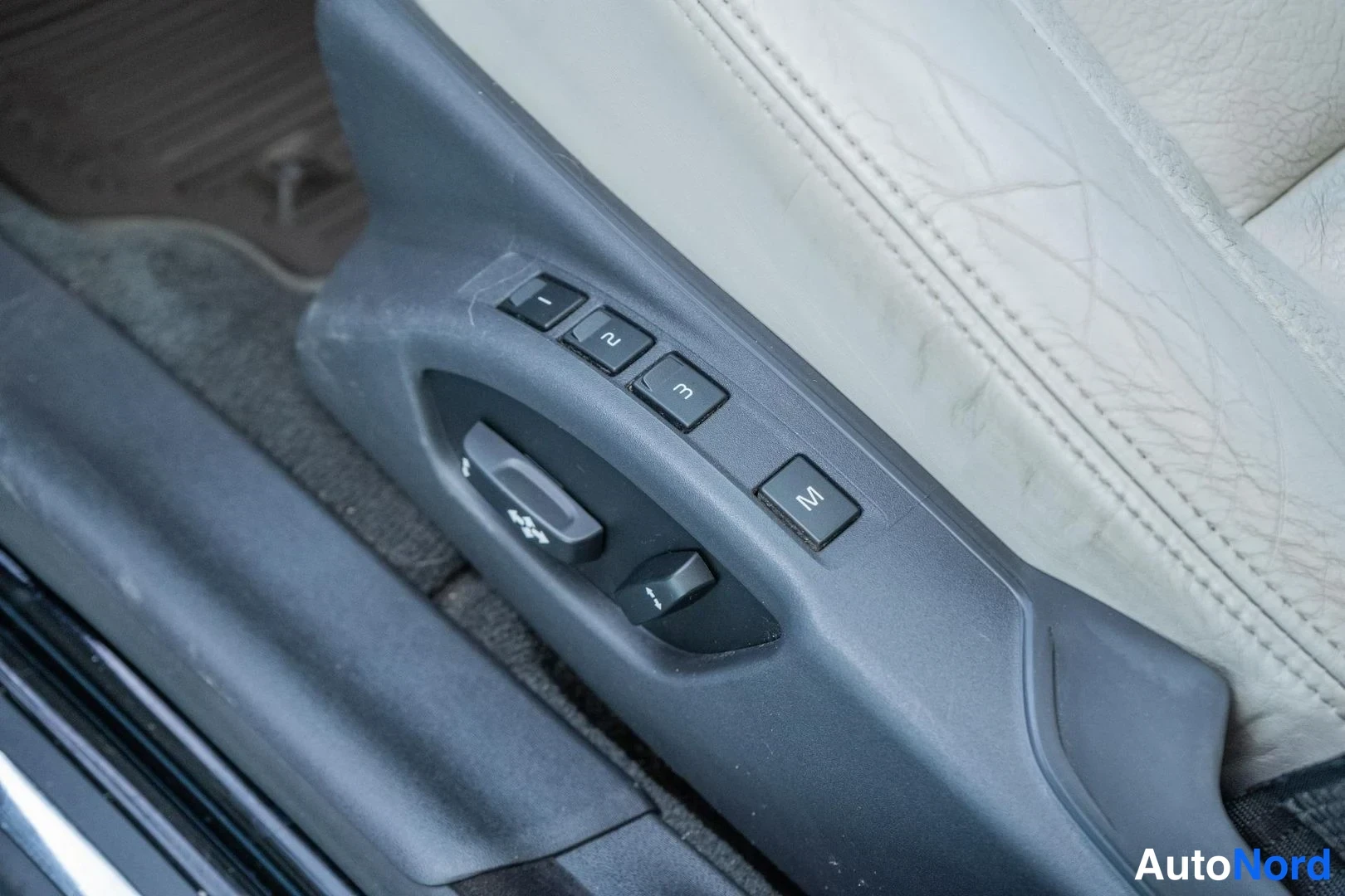 Black Volvo V70 2012, detail, photo 22