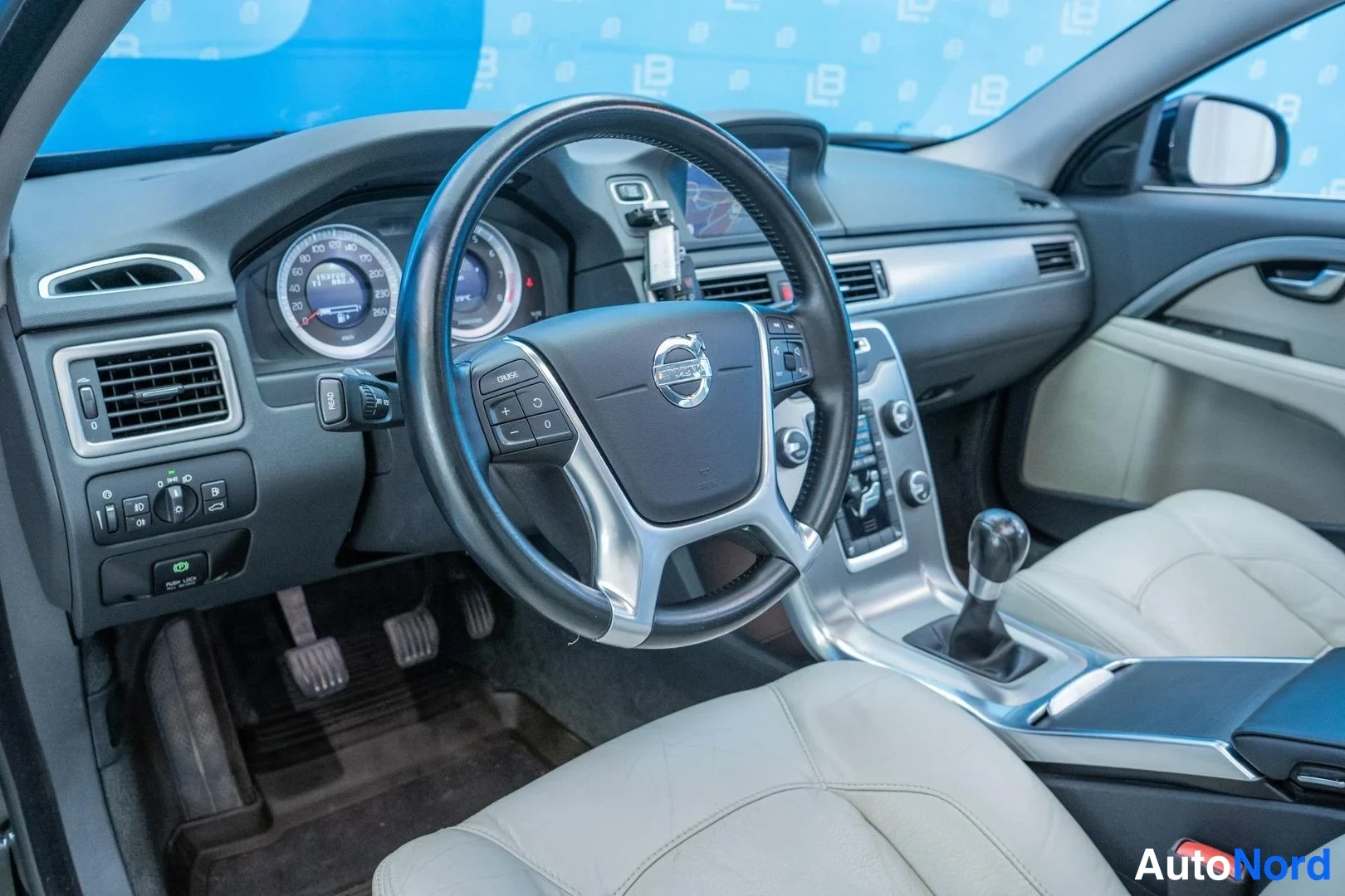Black Volvo V70 2012, cockpit, photo 8