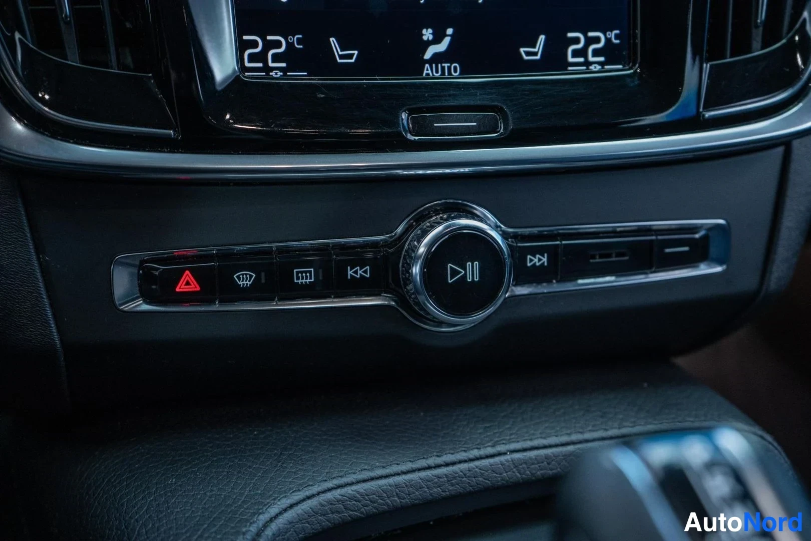 White Volvo V90 2017, detail, photo 16