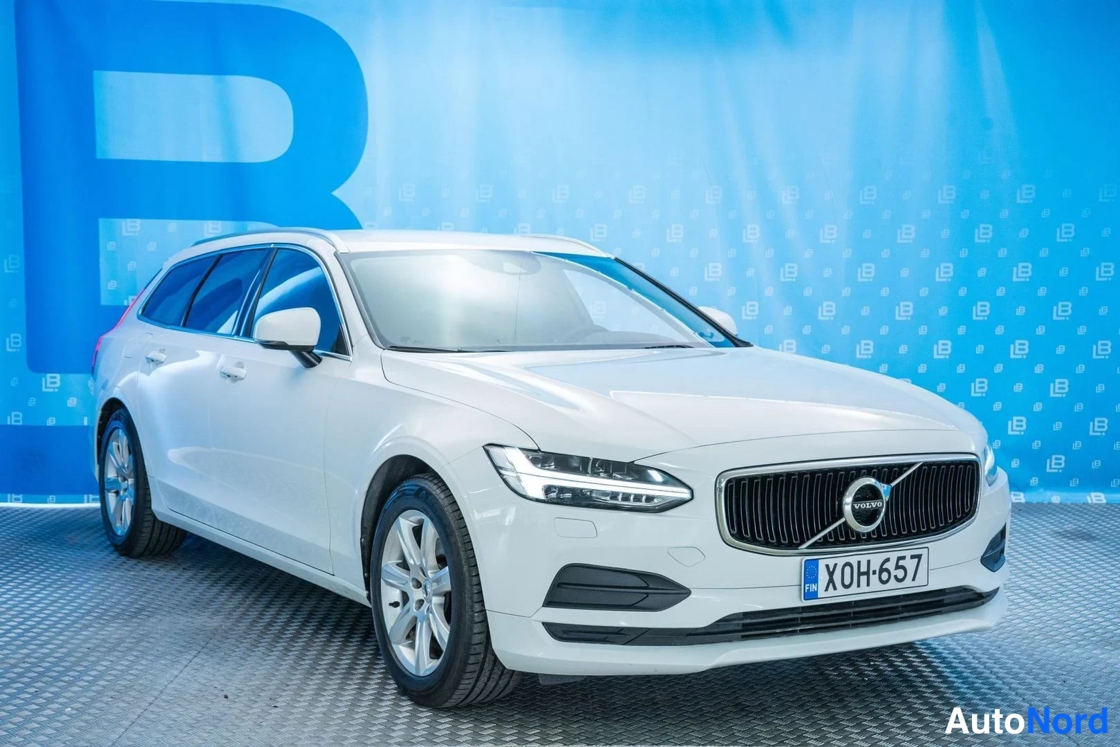 White Volvo V90 2017, front three-quarter, nose to the right, photo 3