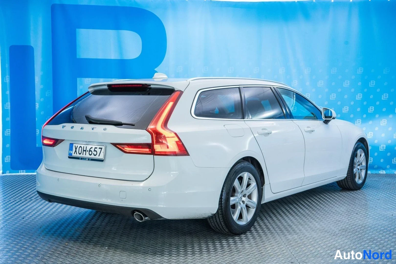 White Volvo V90 2017, rear three-quarter, photo 6