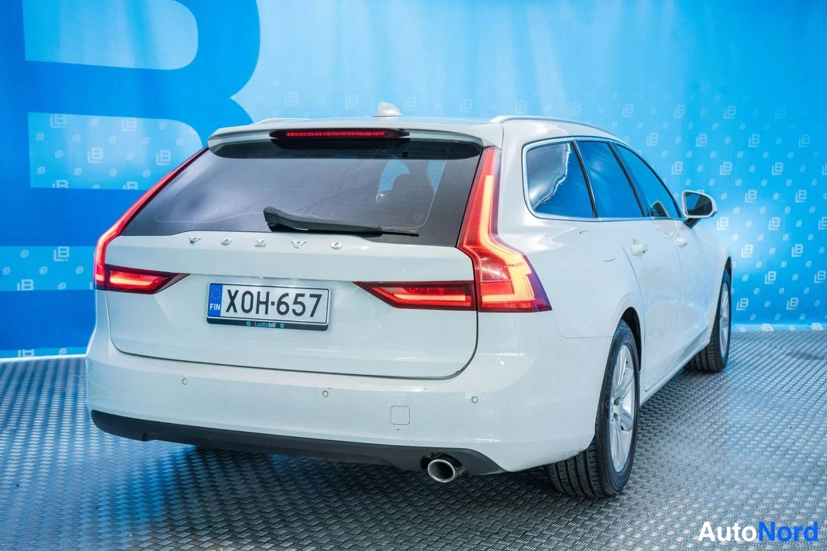 White Volvo V90 2017, rear three-quarter, photo 4