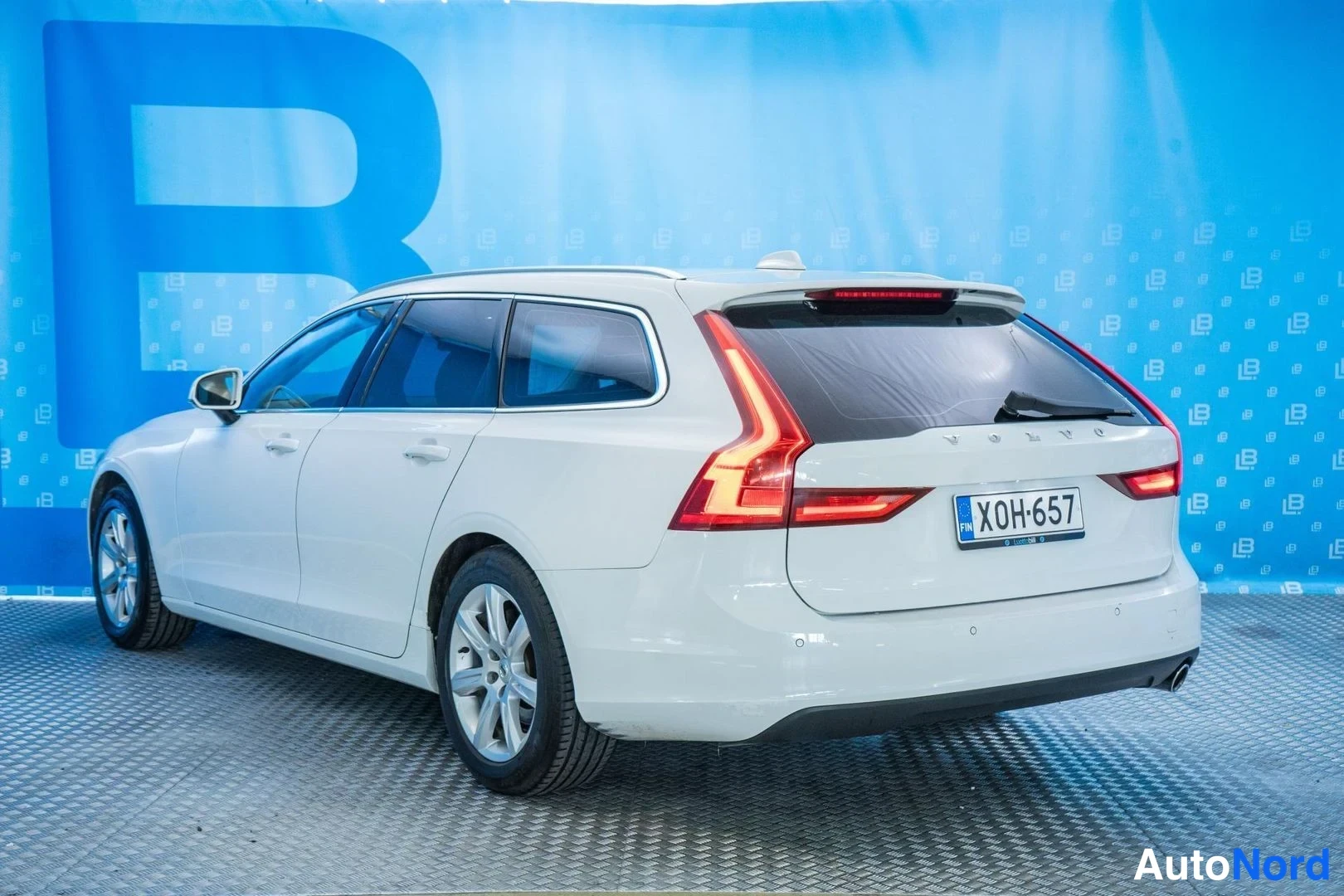 White Volvo V90 2017, rear three-quarter, photo 5