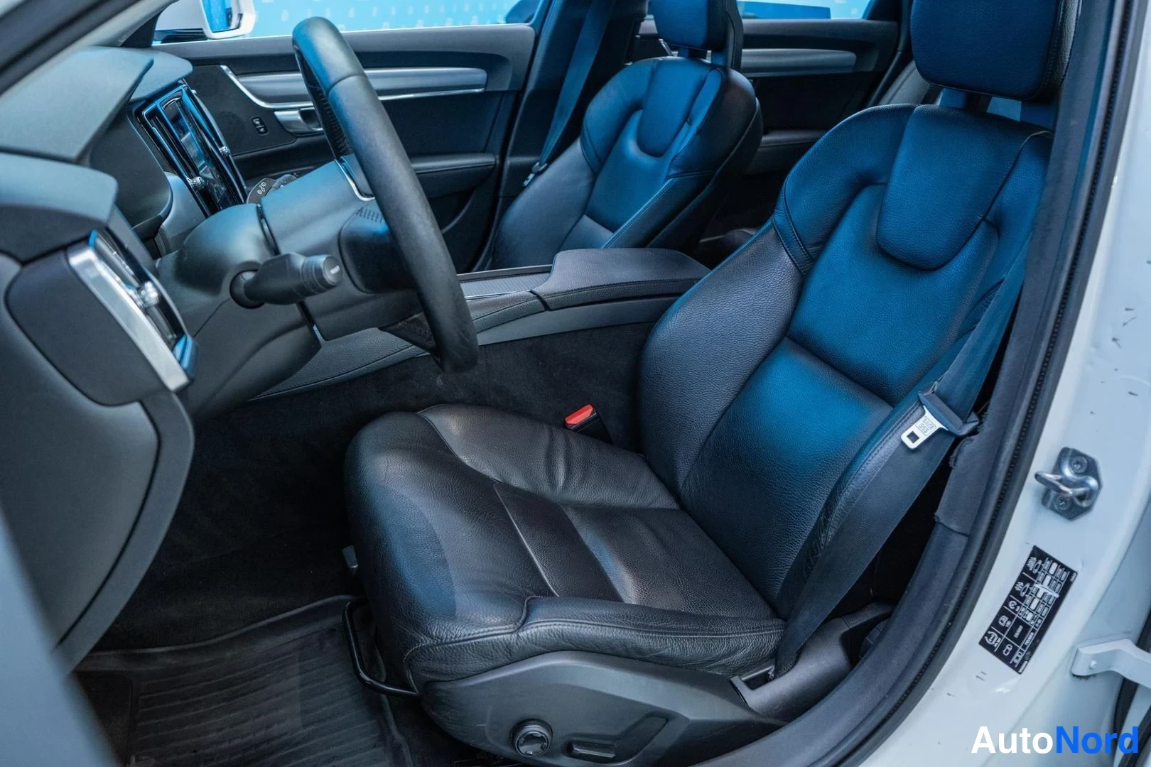 White Volvo V90 2017, front seats, photo 9