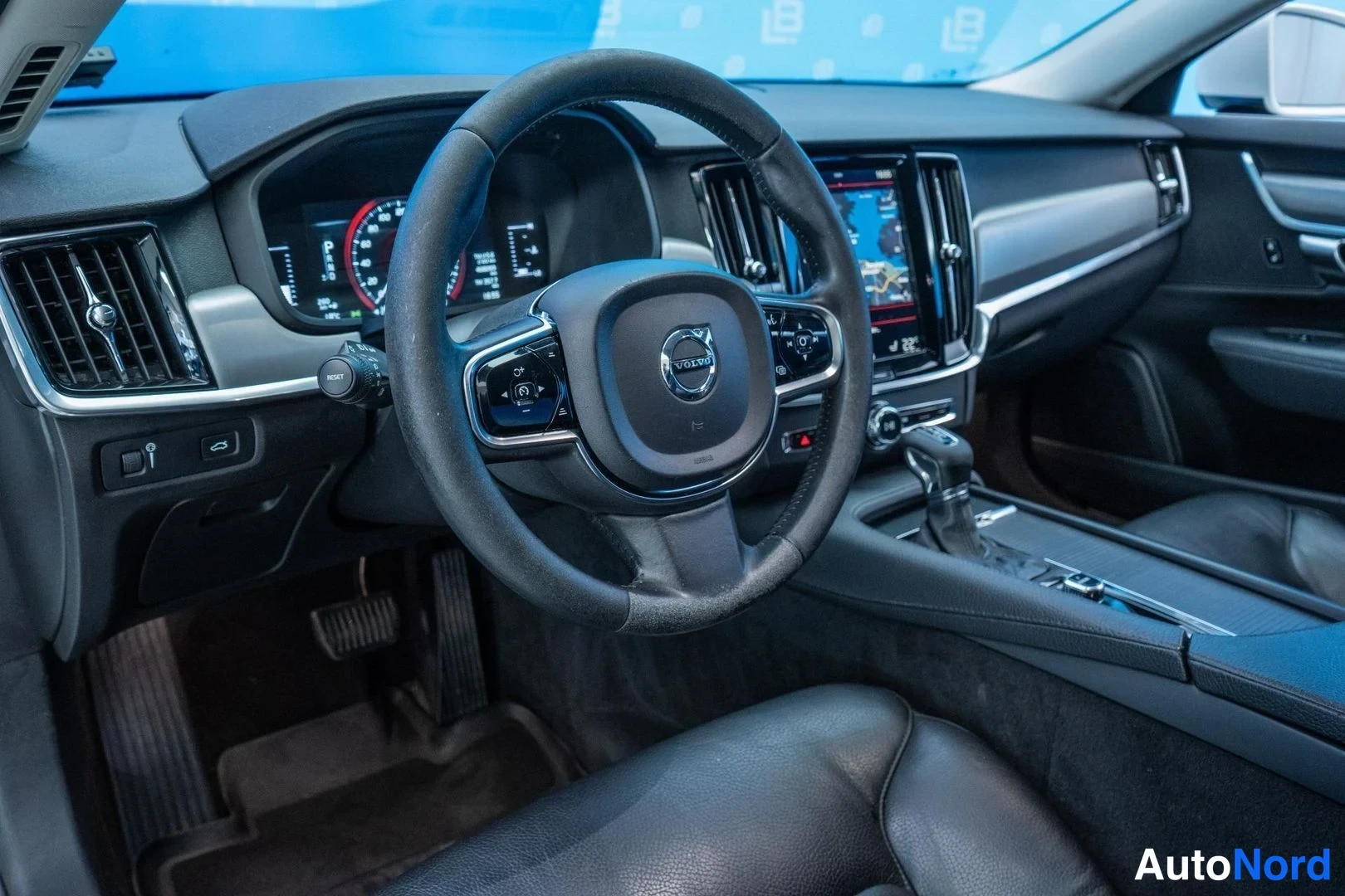 White Volvo V90 2017, cockpit, photo 7