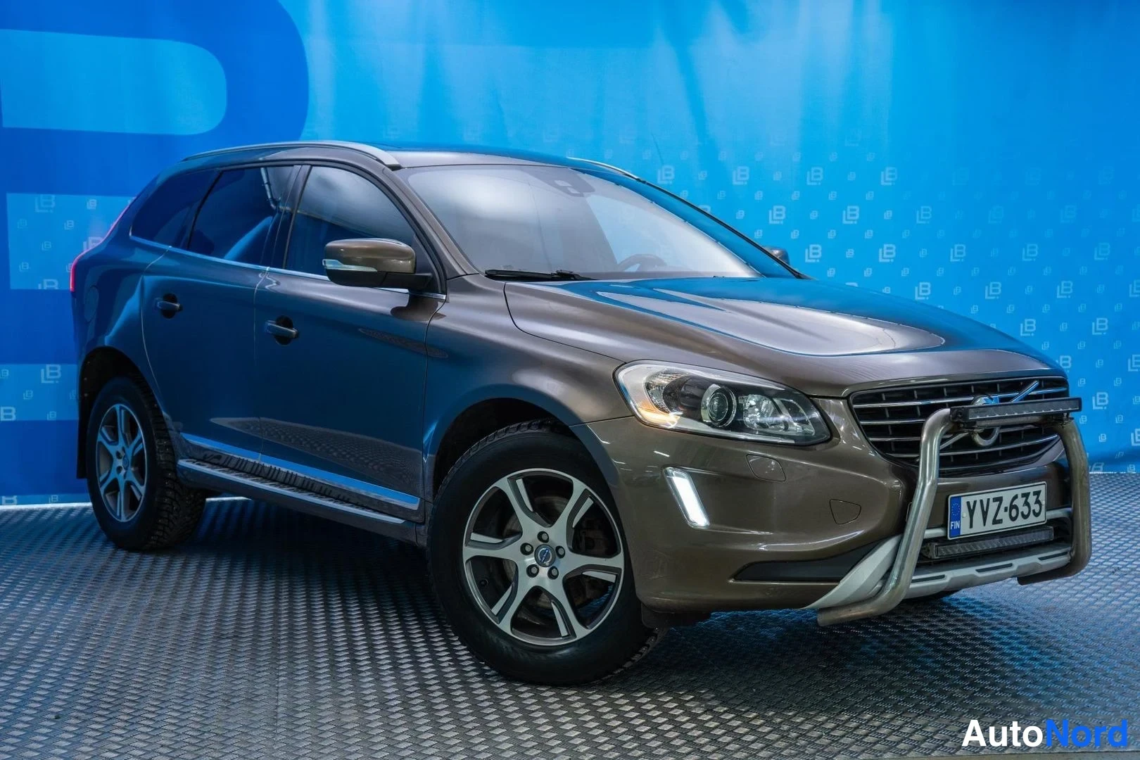 Brown Volvo XC60 2014, front three-quarter, nose to the right, photo 2