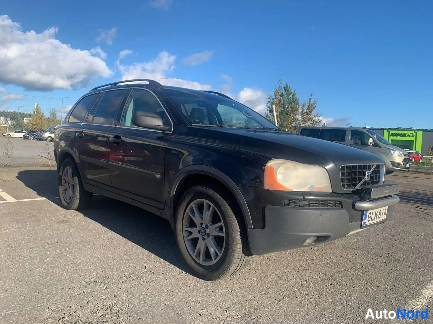 Black Volvo XC90 2005, front three-quarter, nose to the right, photo 2