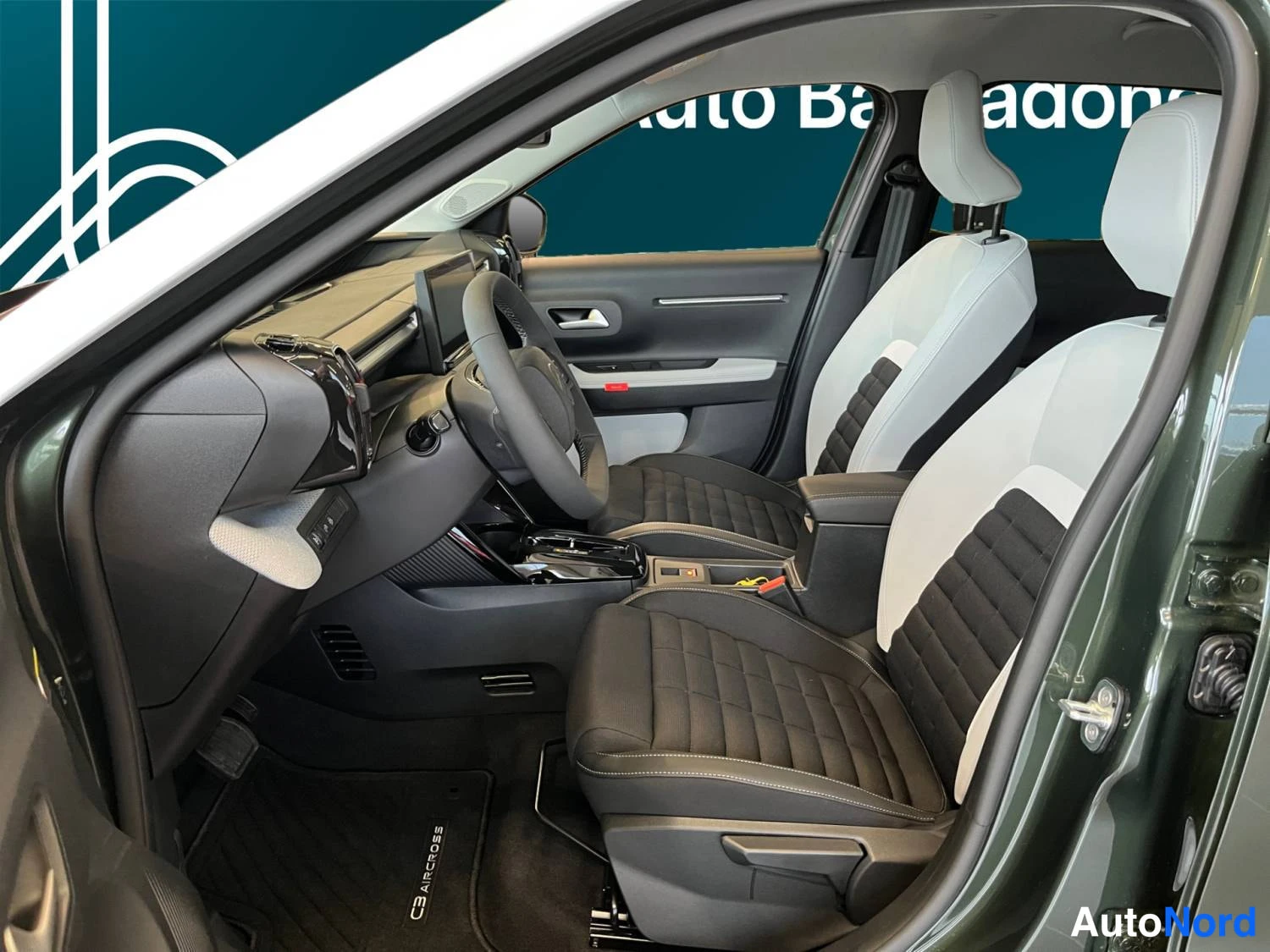 Vihreä Citroen C3 aircross 2026, ohjaamo, kuva 8
