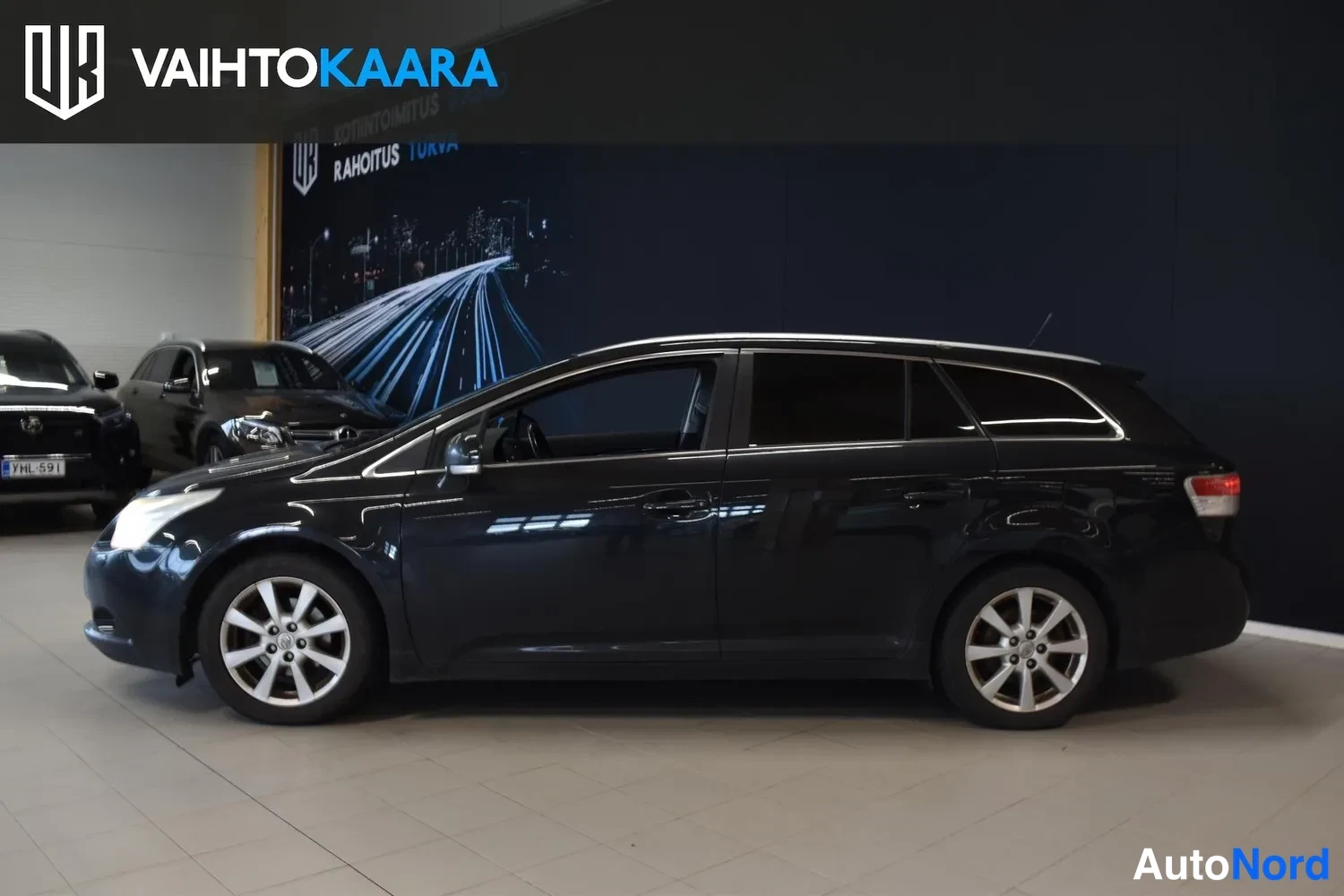 Musta Toyota Avensis 2009, etuviisto, keula vasemmalle, kuva 2