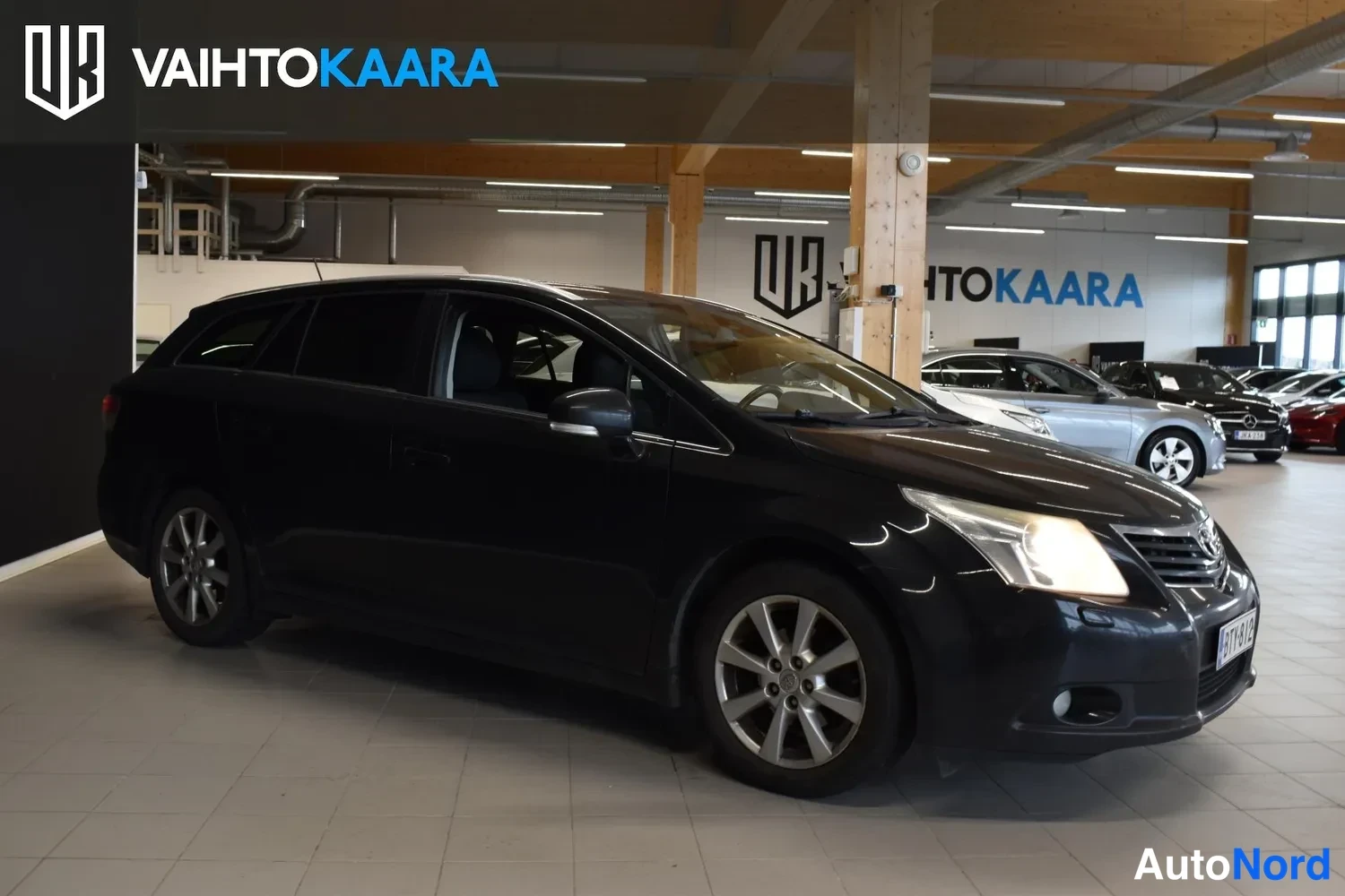 Musta Toyota Avensis 2009, etuviisto, keula oikealle, kuva 3