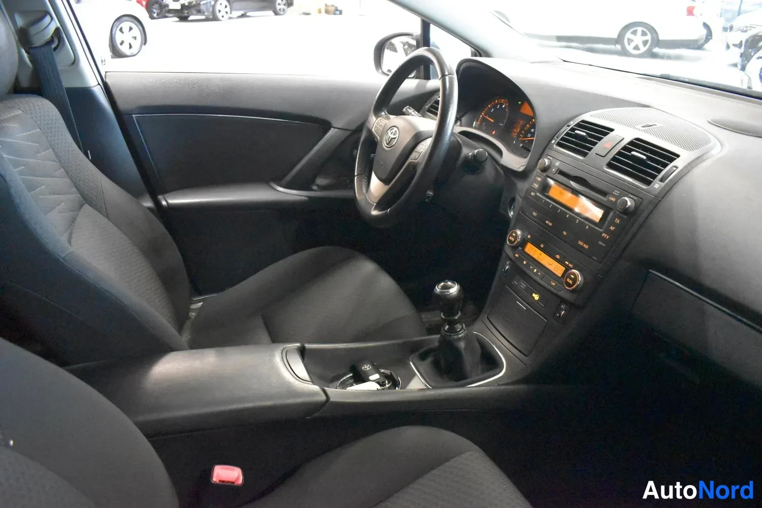Musta Toyota Avensis 2009, ohjaamo, kuva 7