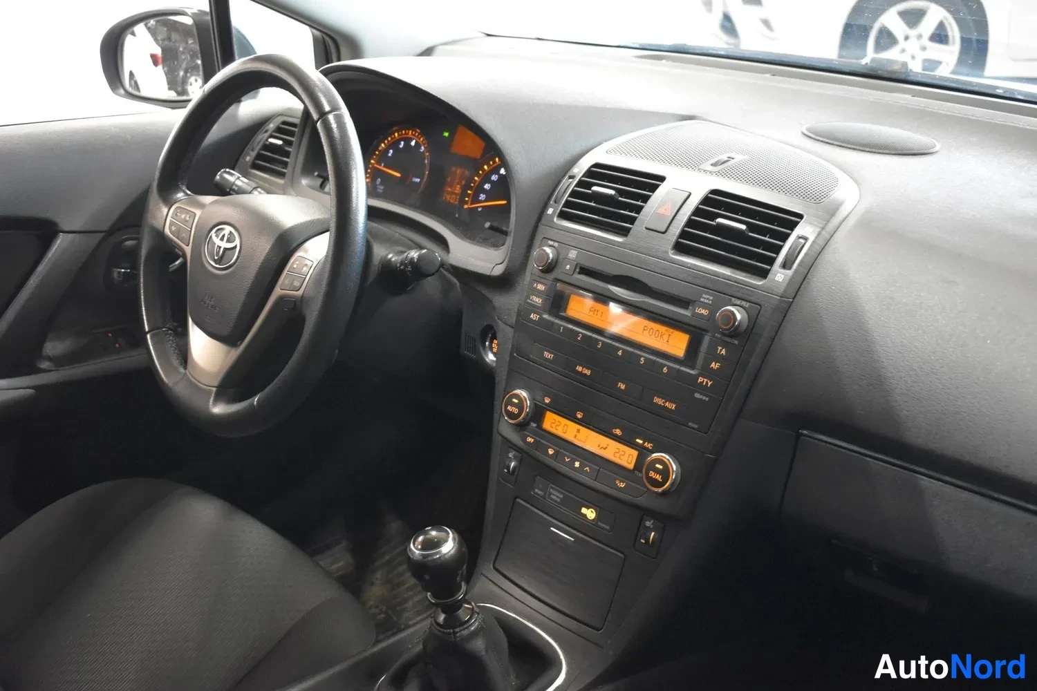 Musta Toyota Avensis 2009, ohjaamo, kuva 5