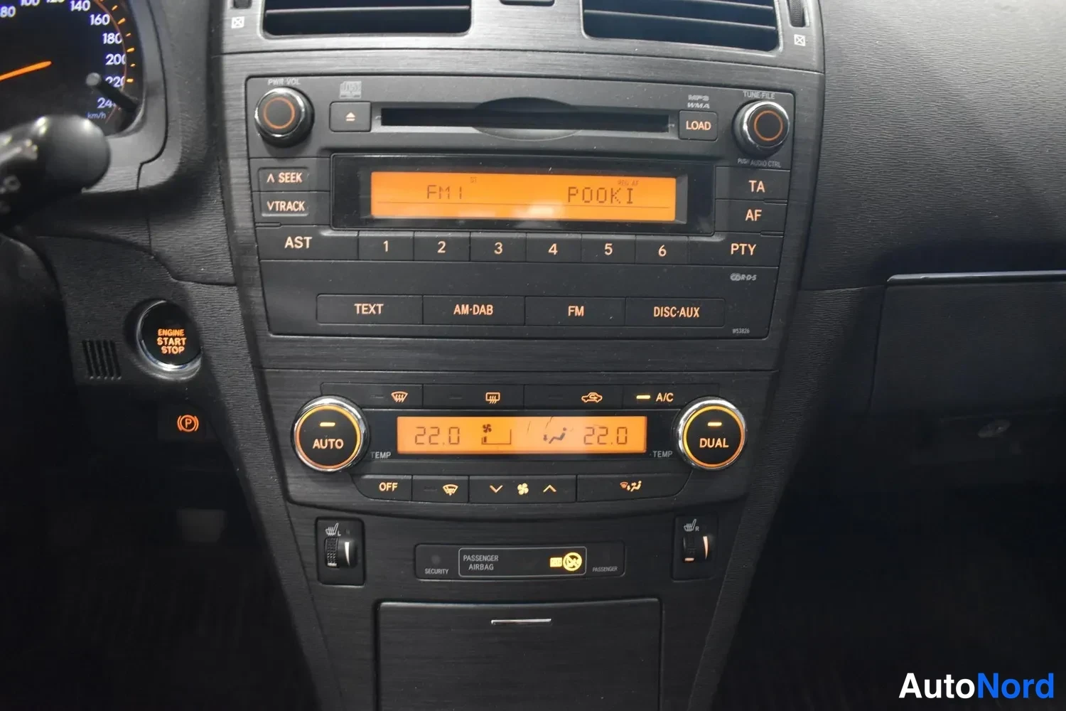 Musta Toyota Avensis 2009, ohjaamo, kuva 6