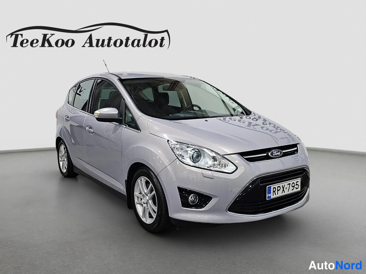 Grey Ford C-Max 2013, front three-quarter, nose to the right, photo 3