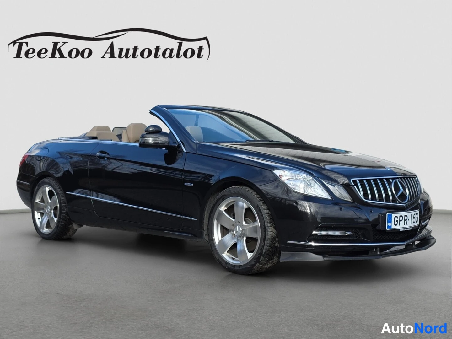 Black Mercedes-Benz E 250 CDI 2012, front three-quarter, nose to the right, photo 2