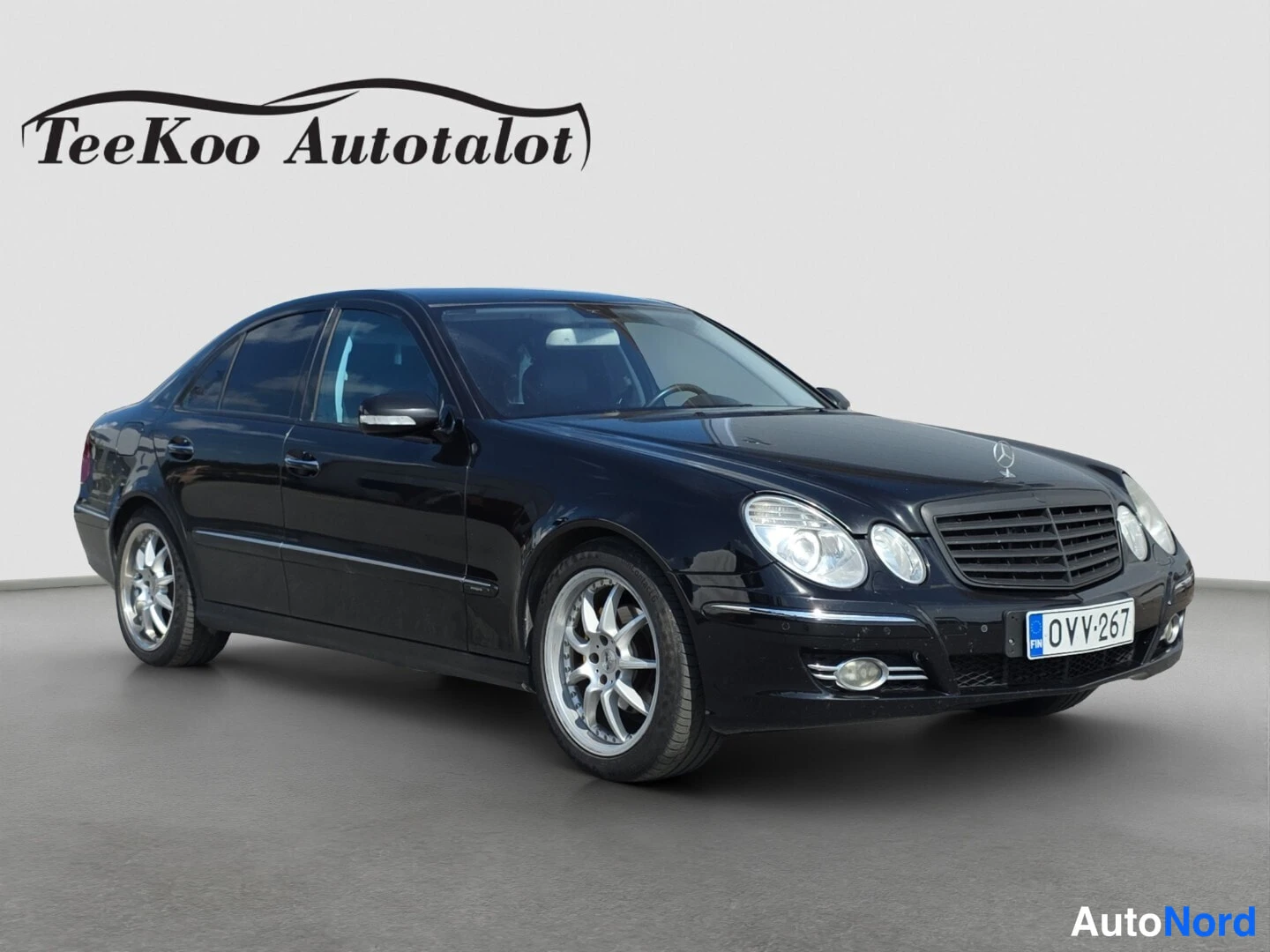 Black Mercedes-Benz E 200 2008, front three-quarter, nose to the right, photo 2