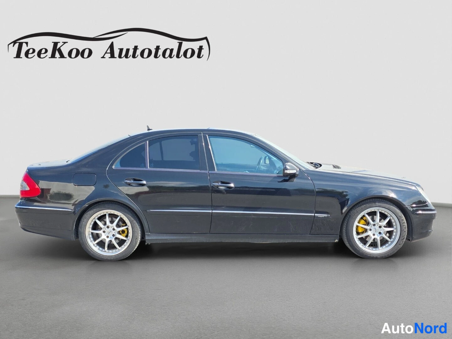 Black Mercedes-Benz E 200 2008, side, photo 4