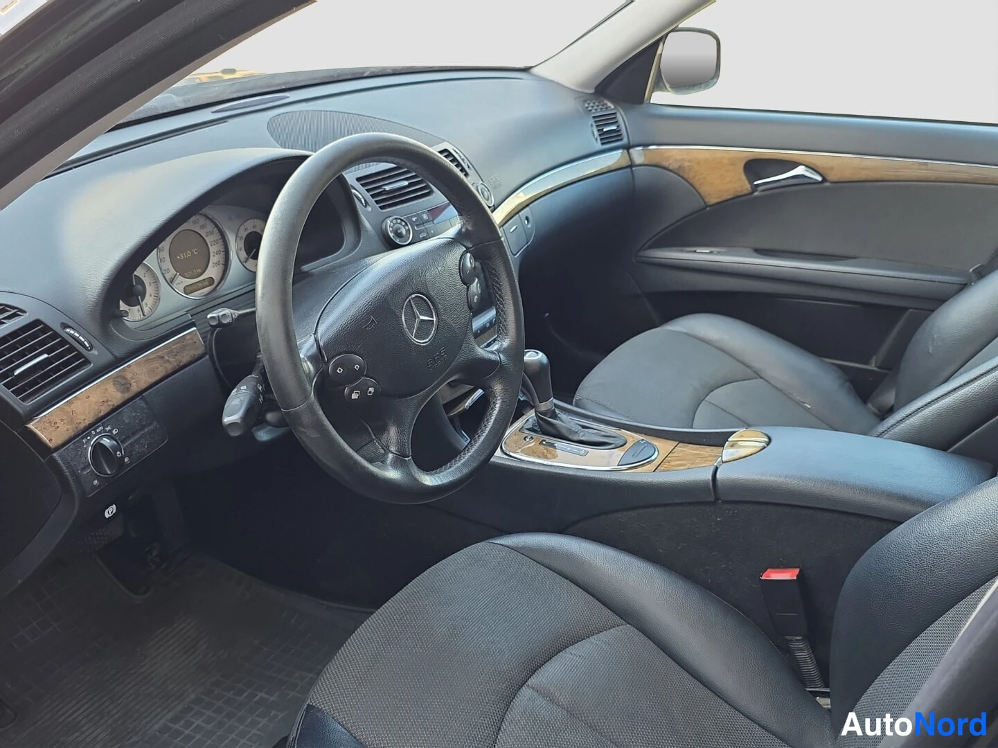 Black Mercedes-Benz E 200 2008, cockpit, photo 8