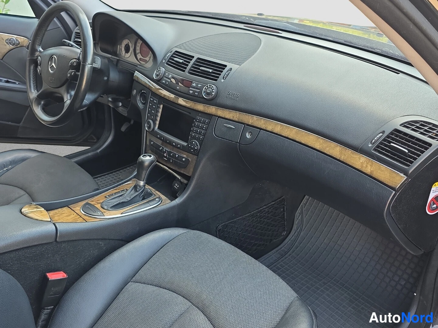Black Mercedes-Benz E 200 2008, cockpit, photo 9