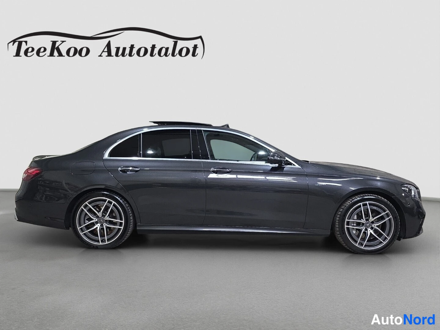 Black Mercedes-Benz E 53 2021, front three-quarter, nose to the right, photo 3