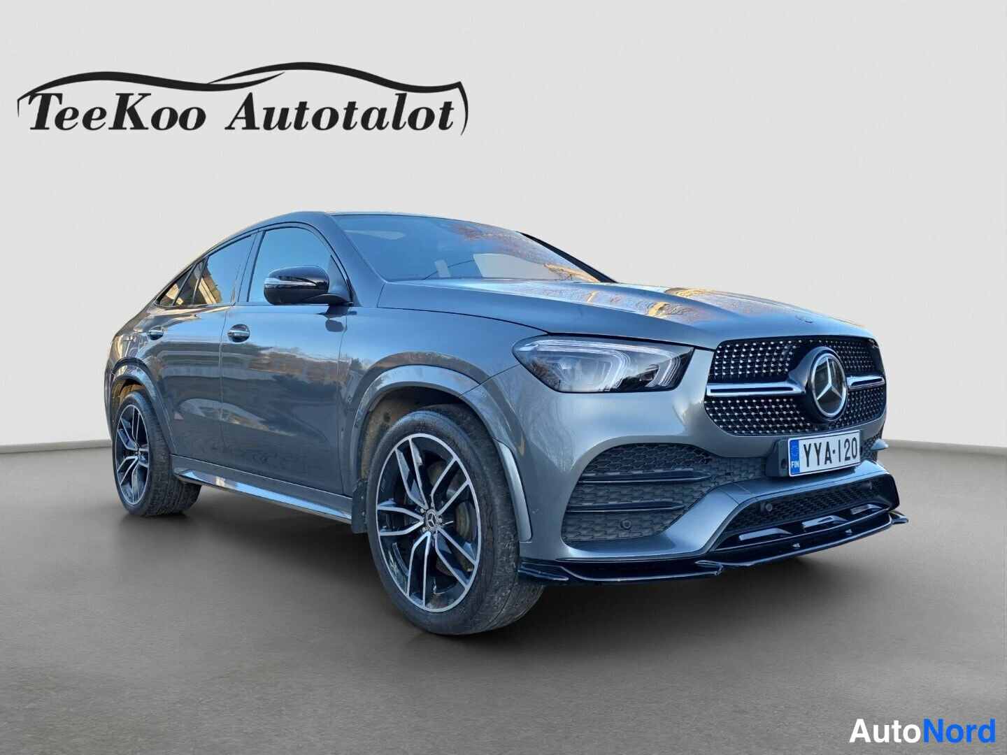 Grey Mercedes-Benz GLE 350 e 4MATIC 2022, front three-quarter, nose to the right, photo 4