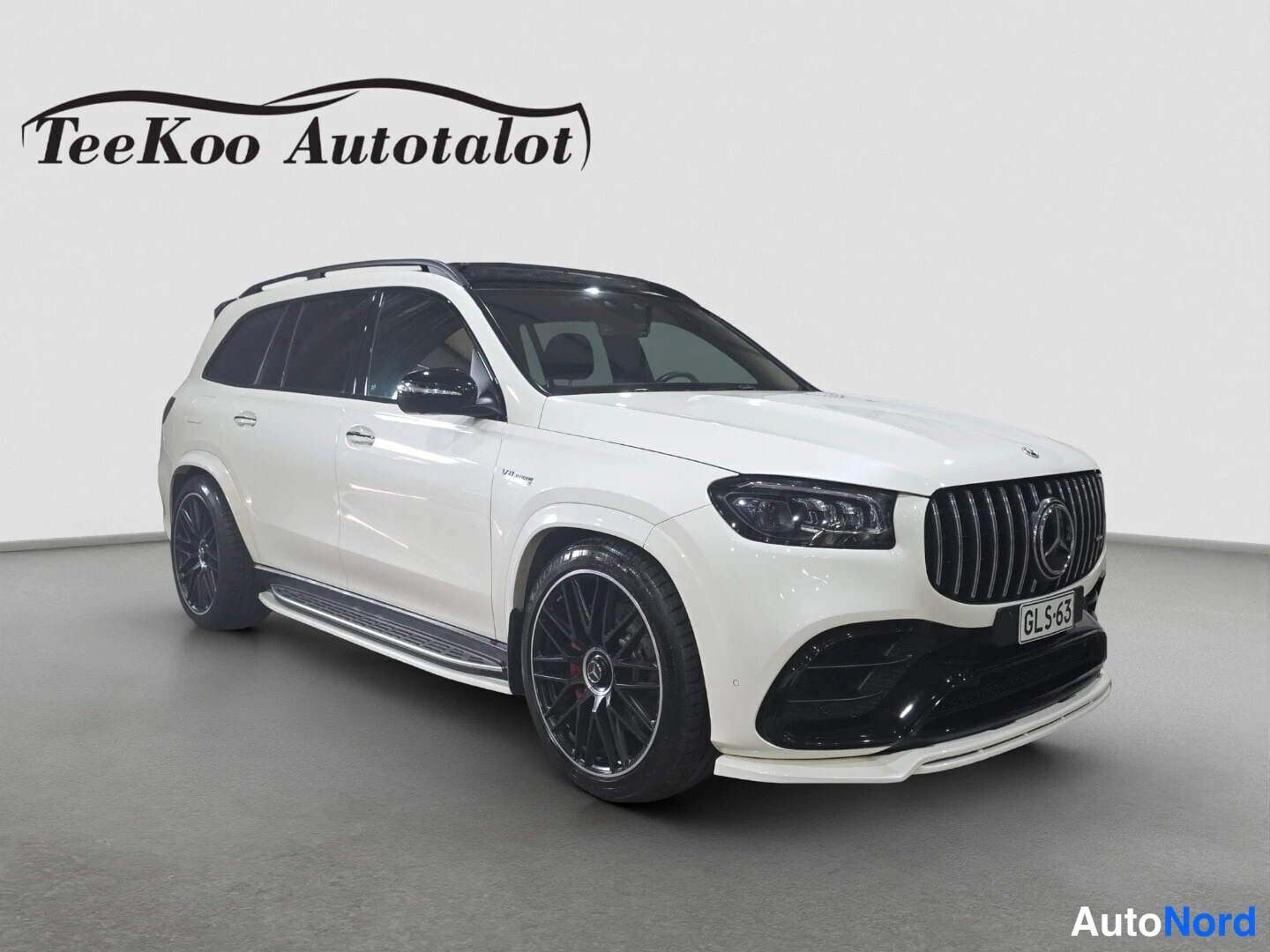 White Mercedes-Benz GLS Mercedes-AMG 2023, front three-quarter, nose to the right, photo 4