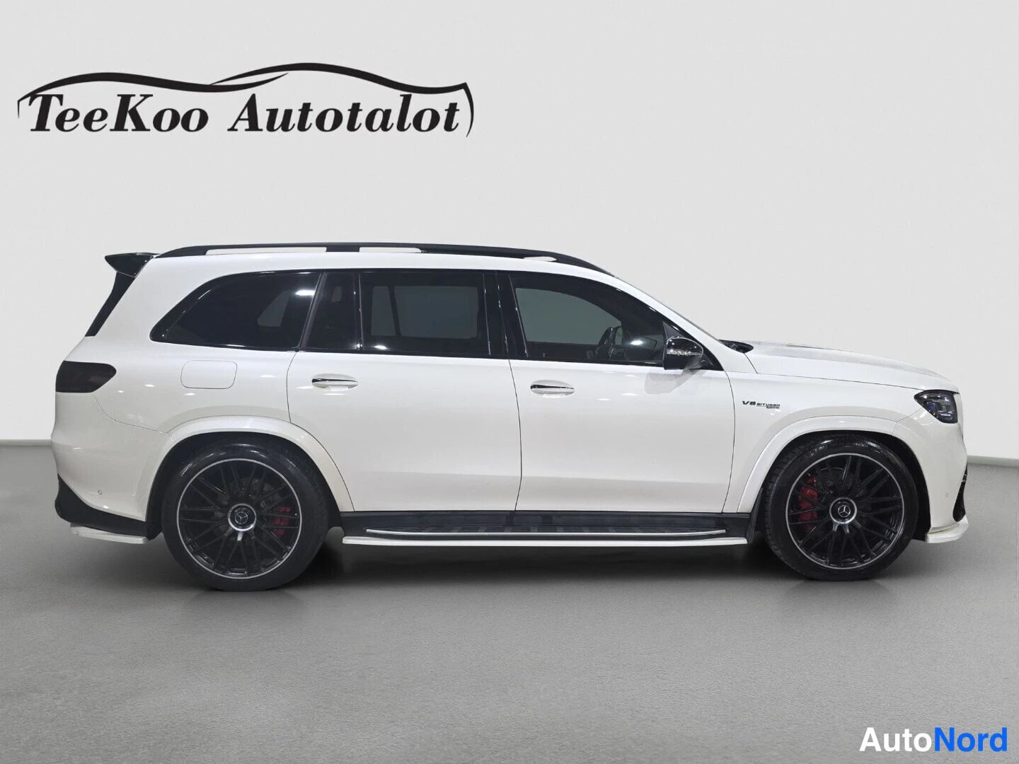 White Mercedes-Benz GLS Mercedes-AMG 2023, front three-quarter, nose to the right, photo 5