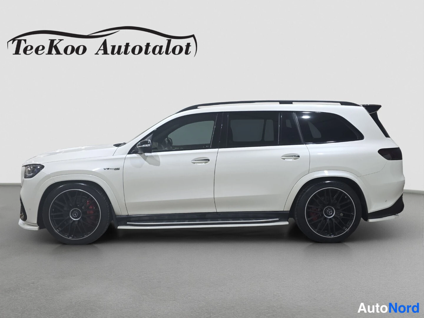White Mercedes-Benz GLS Mercedes-AMG 2023, front three-quarter, nose to the left, photo 2